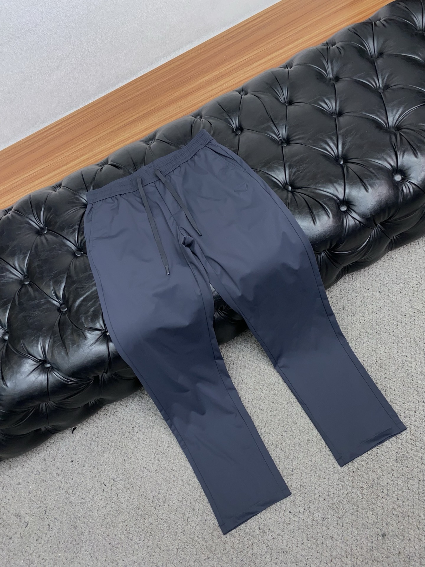 普拉达 2026 春夏定制休闲裤 干净利落剪裁，都市风十足 采用精纺面料手感软糯干爽，上身效果挺括有型。