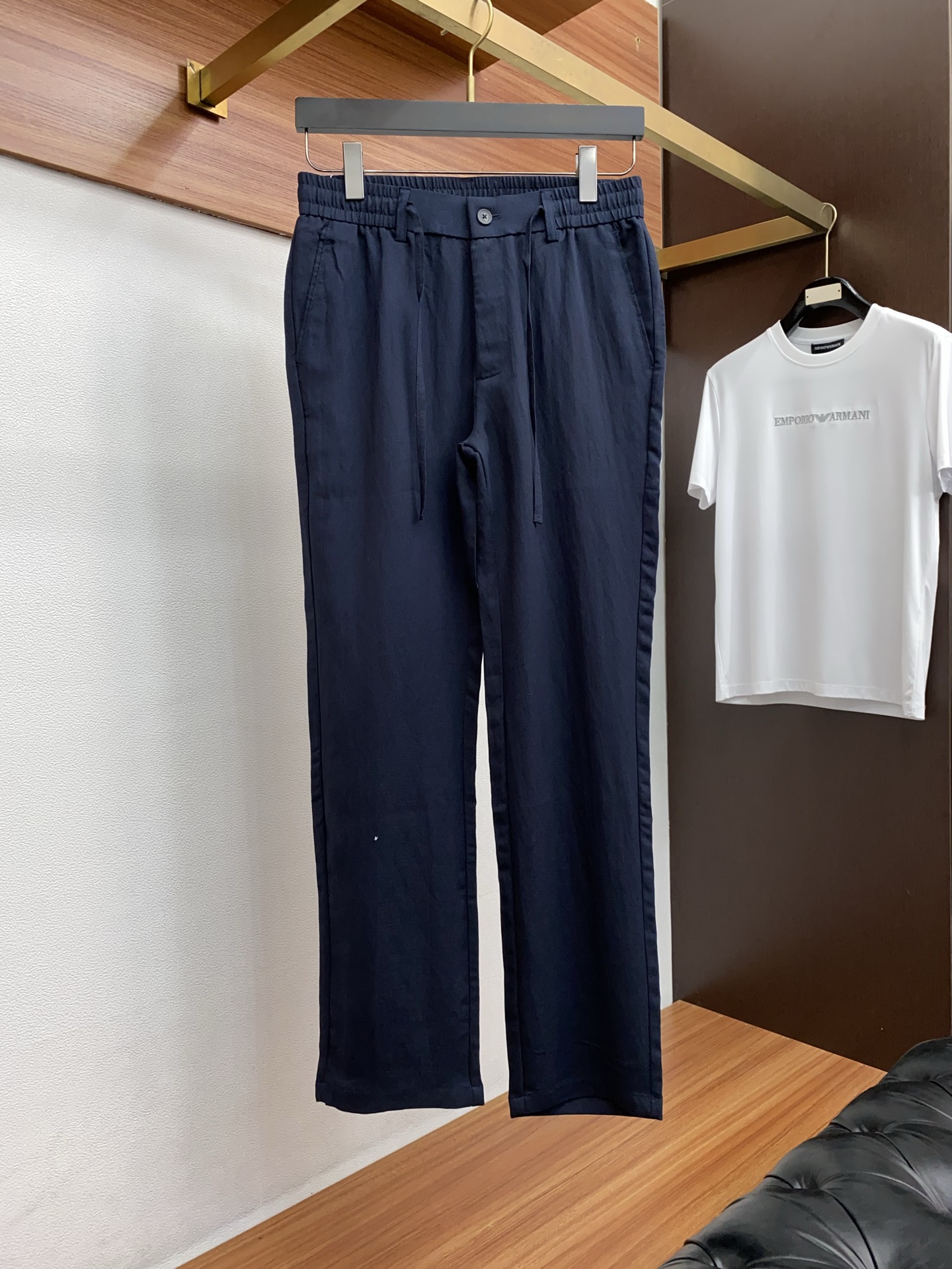 Loro piana 诺悠翩雅 2026 春夏定制休闲裤 干净利落剪裁，都市风十足 采用精纺面料手感软糯