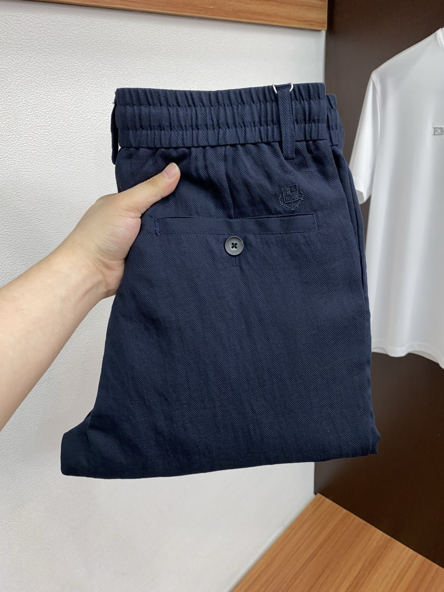 Loro piana 诺悠翩雅 2026 春夏定制休闲裤 干净利落剪裁，都市风十足 采用精纺面料手感软糯