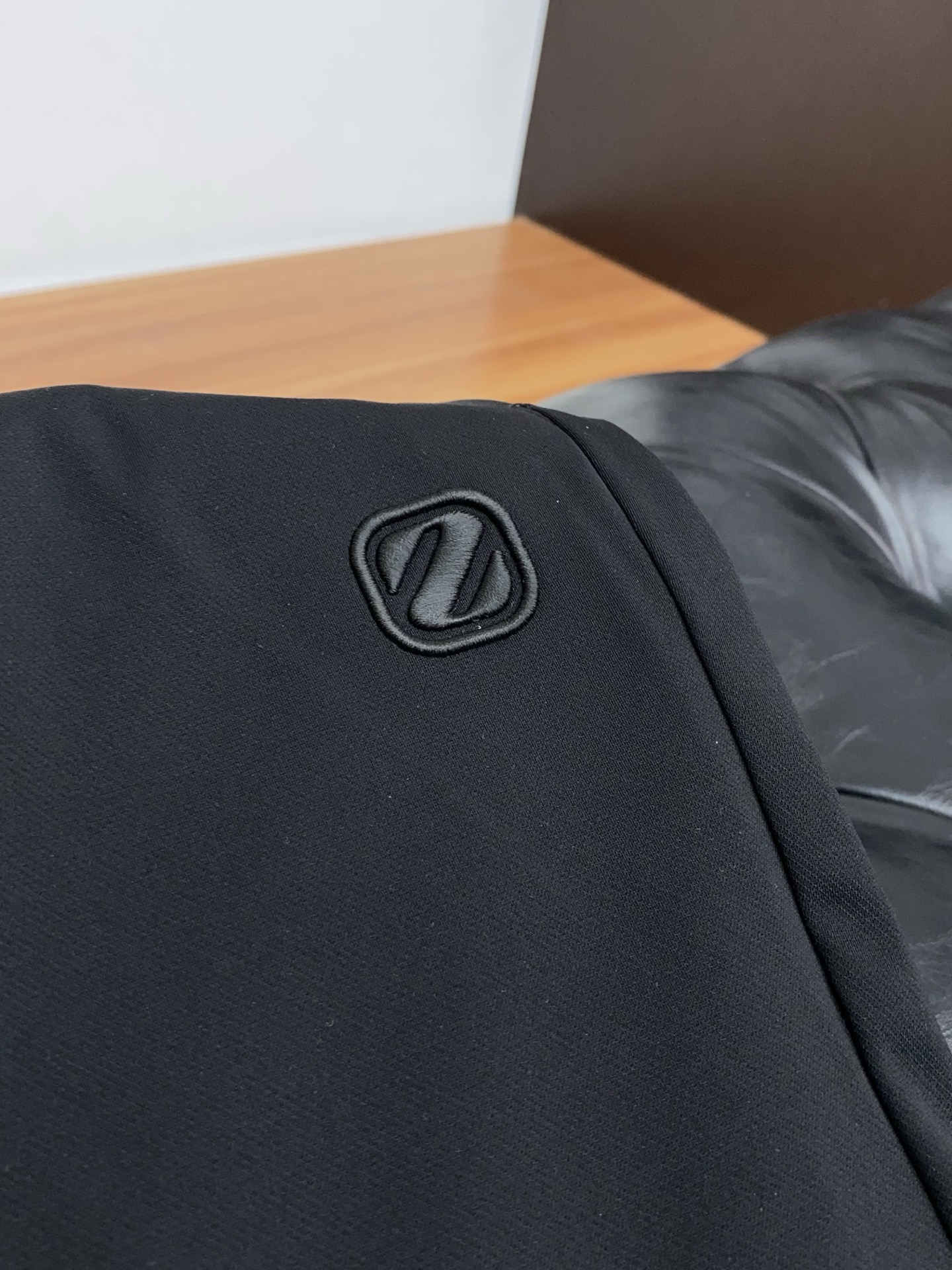 杰尼亚 2026 春夏定制休闲裤 干净利落剪裁，都市风十足 采用精纺面料手感软糯干爽，上身效果挺括有型。