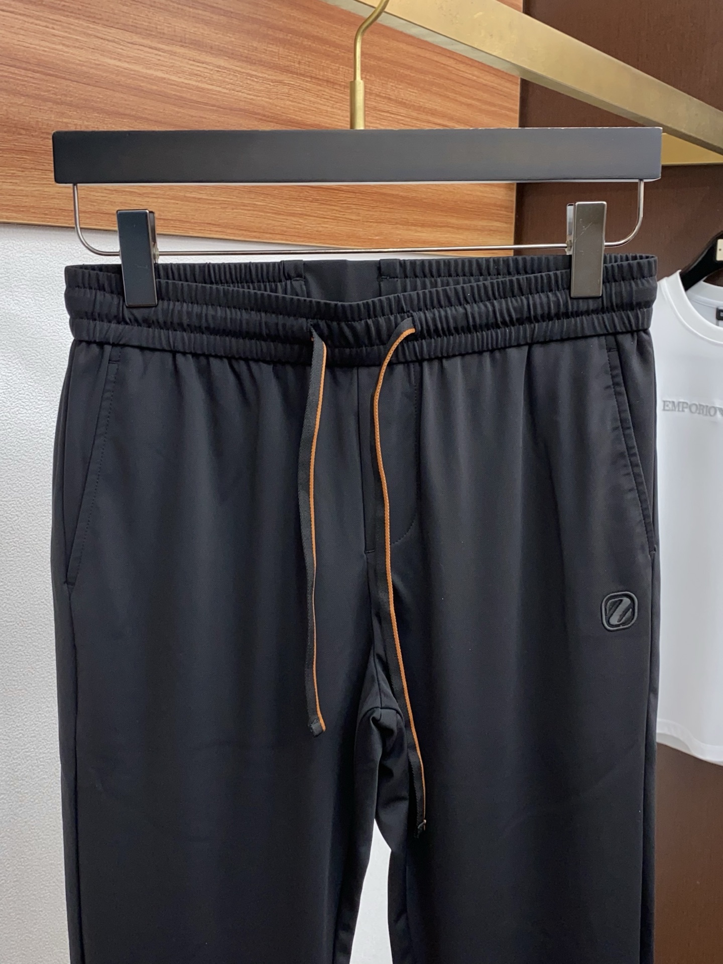 杰尼亚 2026 春夏定制休闲裤 干净利落剪裁，都市风十足 采用精纺面料手感软糯干爽，上身效果挺括有型。