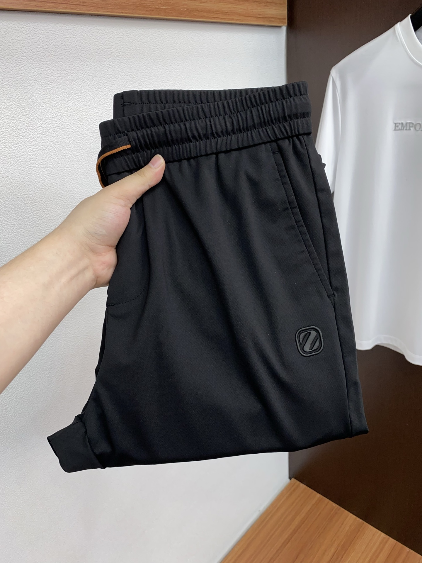 杰尼亚 2026 春夏定制休闲裤 干净利落剪裁，都市风十足 采用精纺面料手感软糯干爽，上身效果挺括有型。