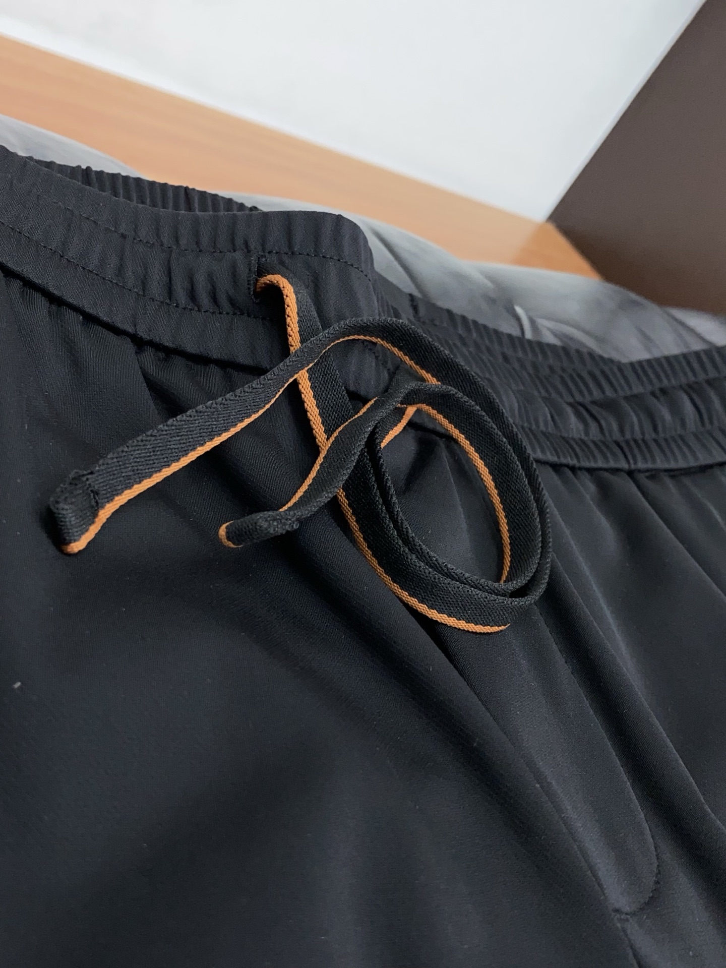 杰尼亚 2026 春夏定制休闲裤 干净利落剪裁，都市风十足 采用精纺面料手感软糯干爽，上身效果挺括有型。