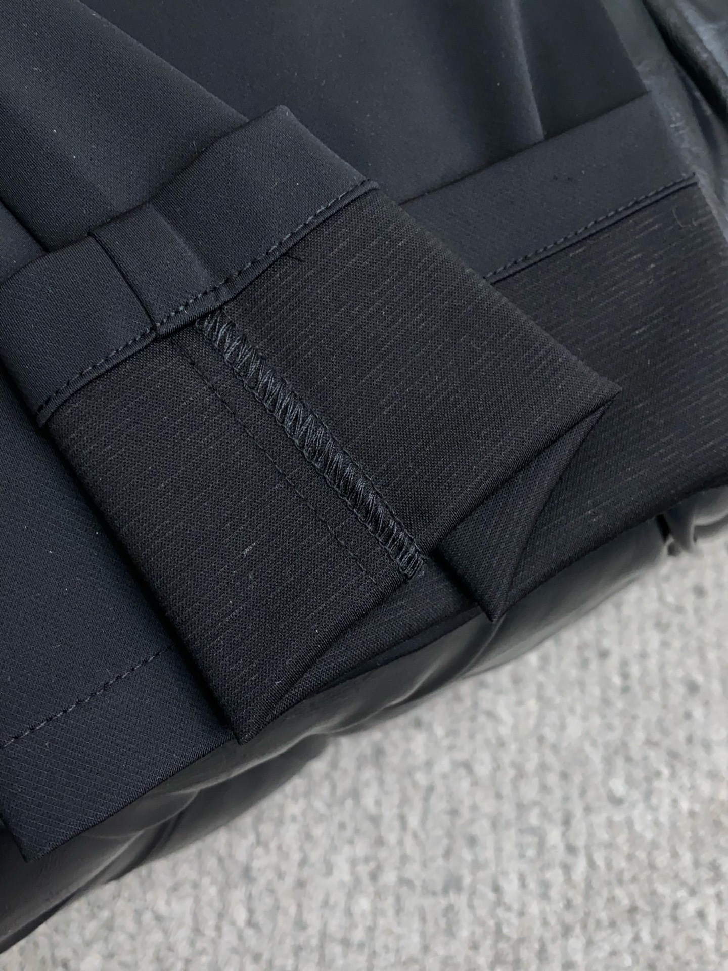 杰尼亚 2026 春夏定制休闲裤 干净利落剪裁，都市风十足 采用精纺面料手感软糯干爽，上身效果挺括有型。