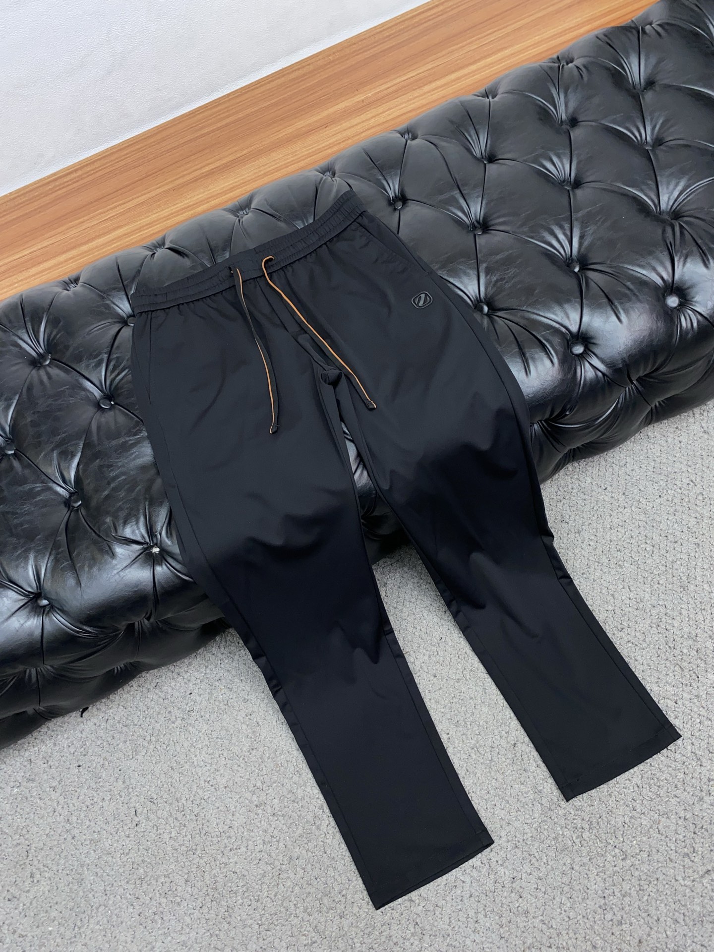 杰尼亚 2026 春夏定制休闲裤 干净利落剪裁，都市风十足 采用精纺面料手感软糯干爽，上身效果挺括有型。