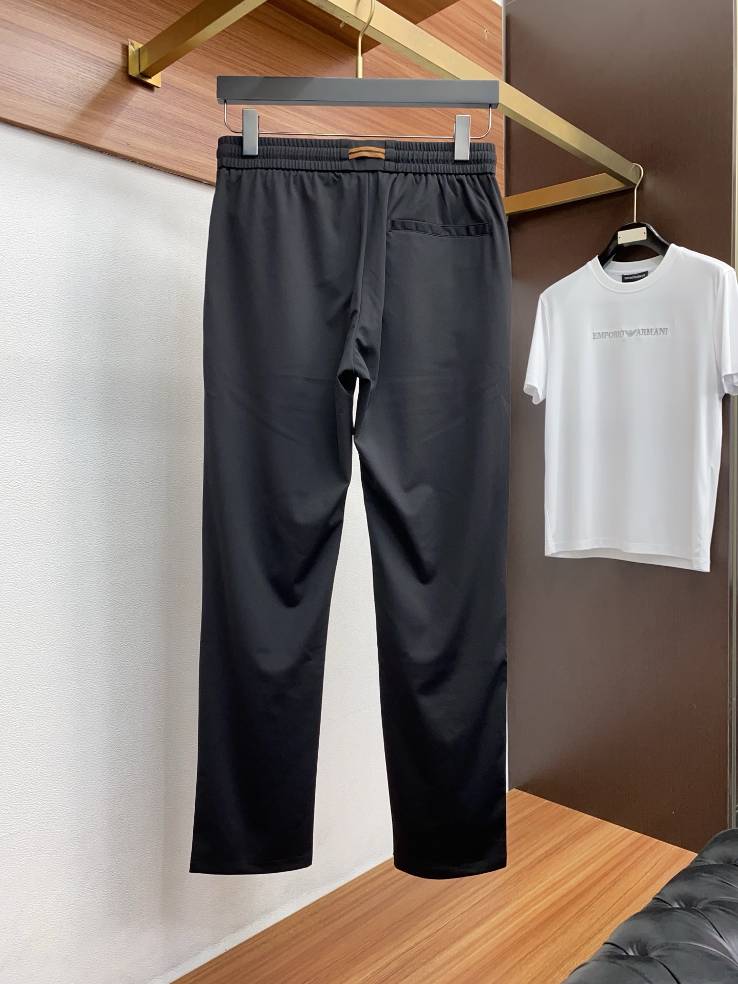 杰尼亚 2026 春夏定制休闲裤 干净利落剪裁，都市风十足 采用精纺面料手感软糯干爽，上身效果挺括有型。