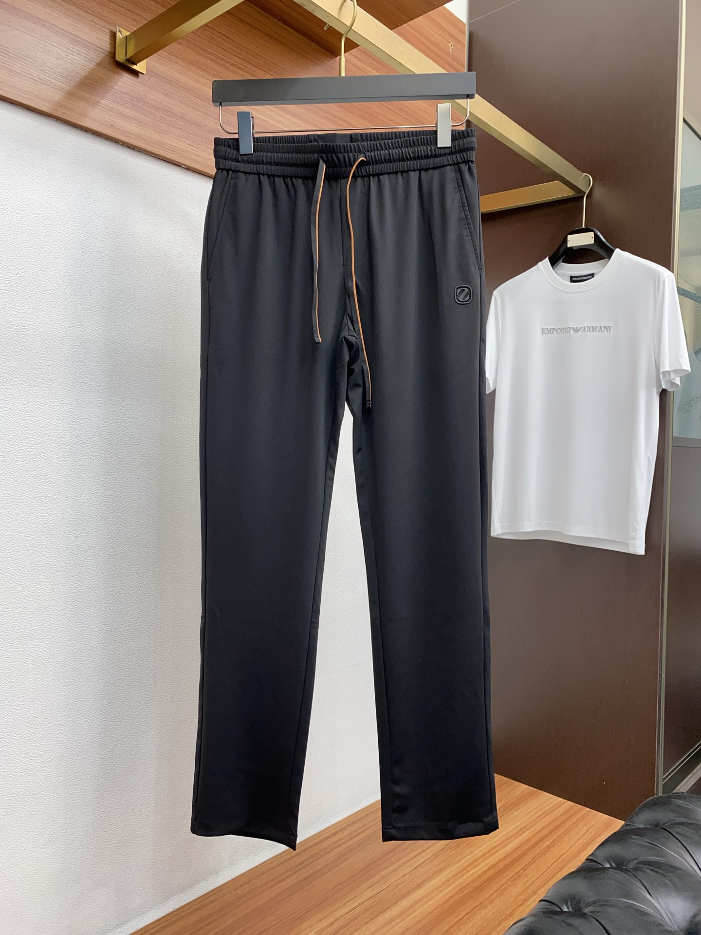 杰尼亚 2026 春夏定制休闲裤 干净利落剪裁，都市风十足 采用精纺面料手感软糯干爽，上身效果挺括有型。