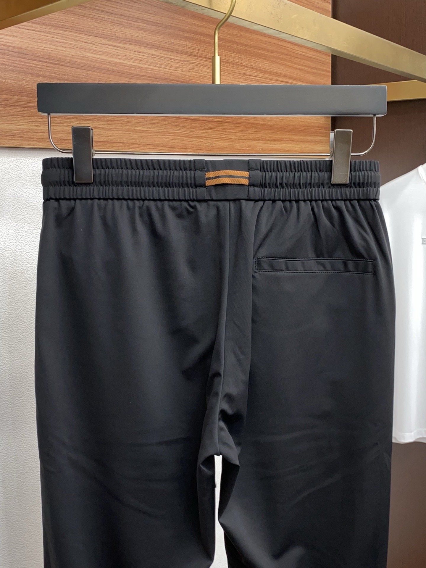 杰尼亚 2026 春夏定制休闲裤 干净利落剪裁，都市风十足 采用精纺面料手感软糯干爽，上身效果挺括有型。