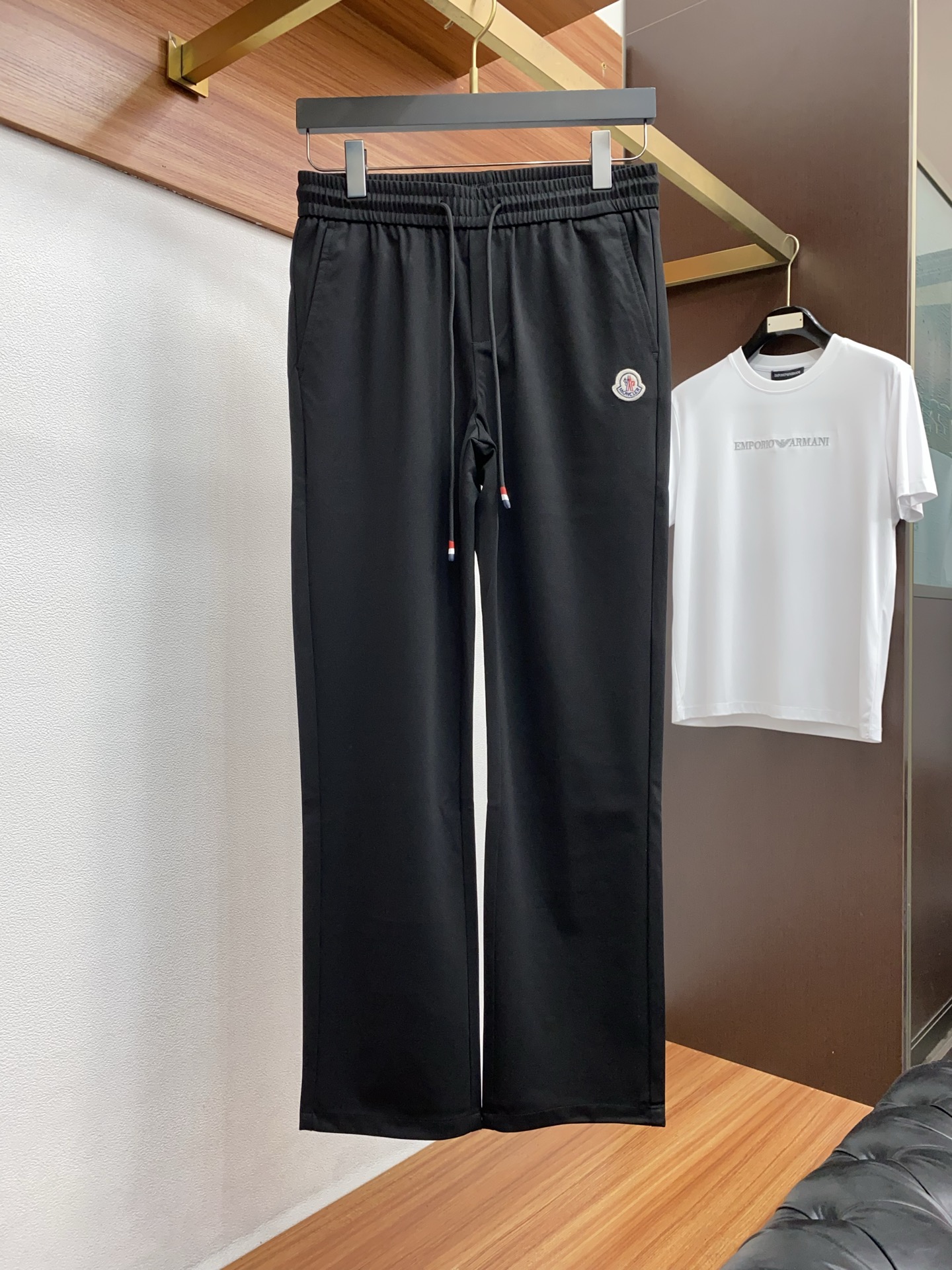 蒙口 2026 春夏定制休闲裤 干净利落剪裁，都市风十足 采用精纺面料手感软糯干爽，上身效果挺括有型。五