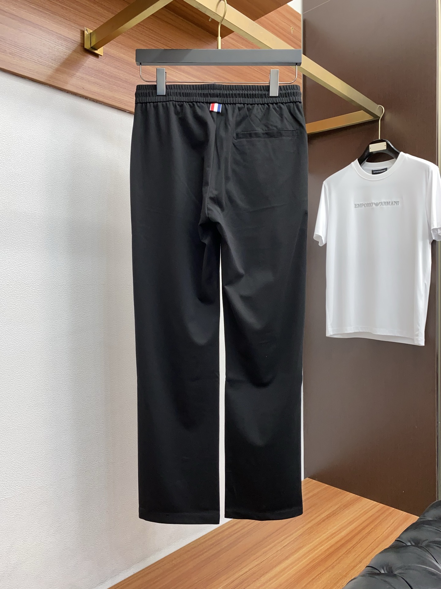 蒙口 2026 春夏定制休闲裤 干净利落剪裁，都市风十足 采用精纺面料手感软糯干爽，上身效果挺括有型。五