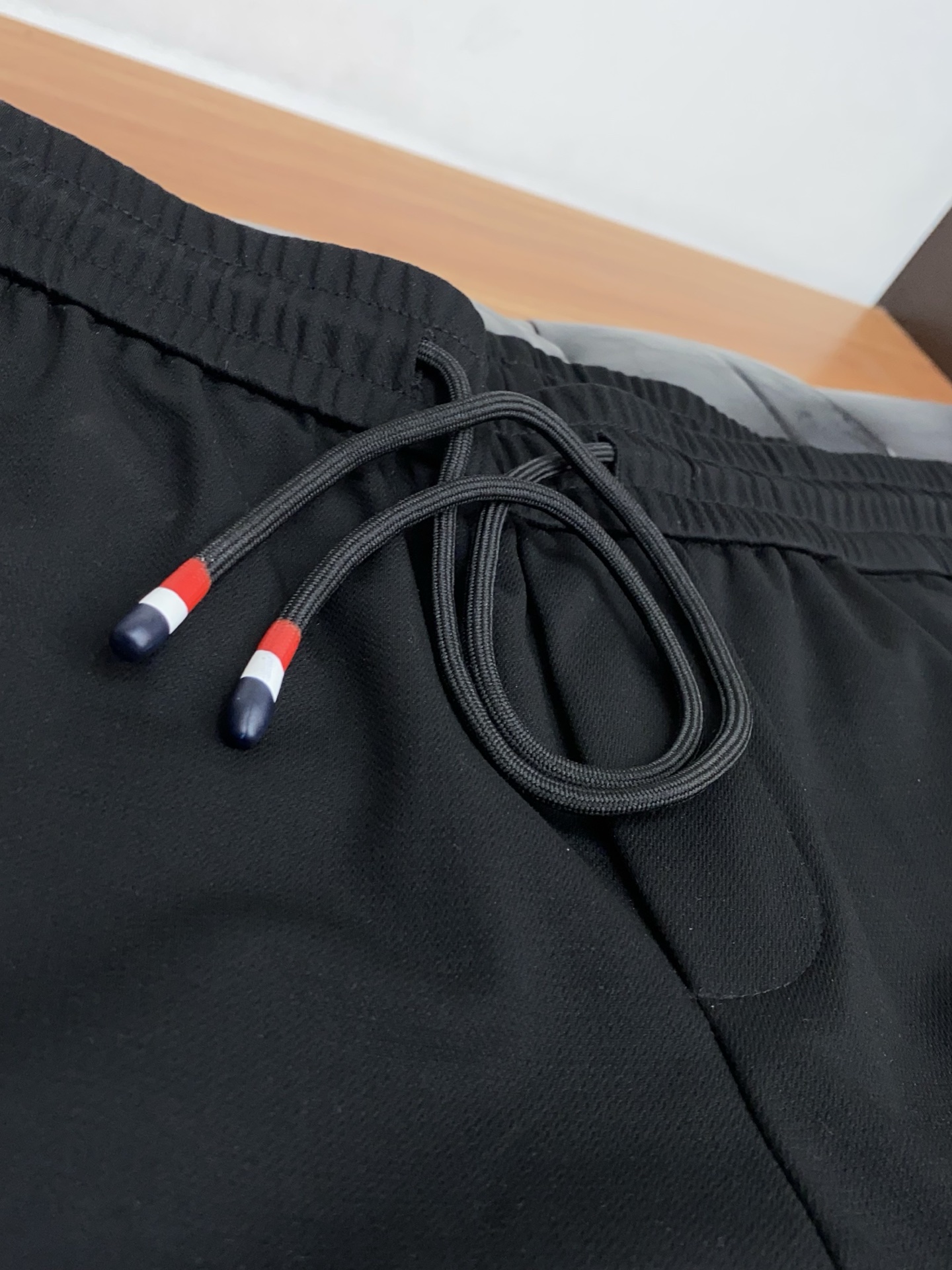 蒙口 2026 春夏定制休闲裤 干净利落剪裁，都市风十足 采用精纺面料手感软糯干爽，上身效果挺括有型。五