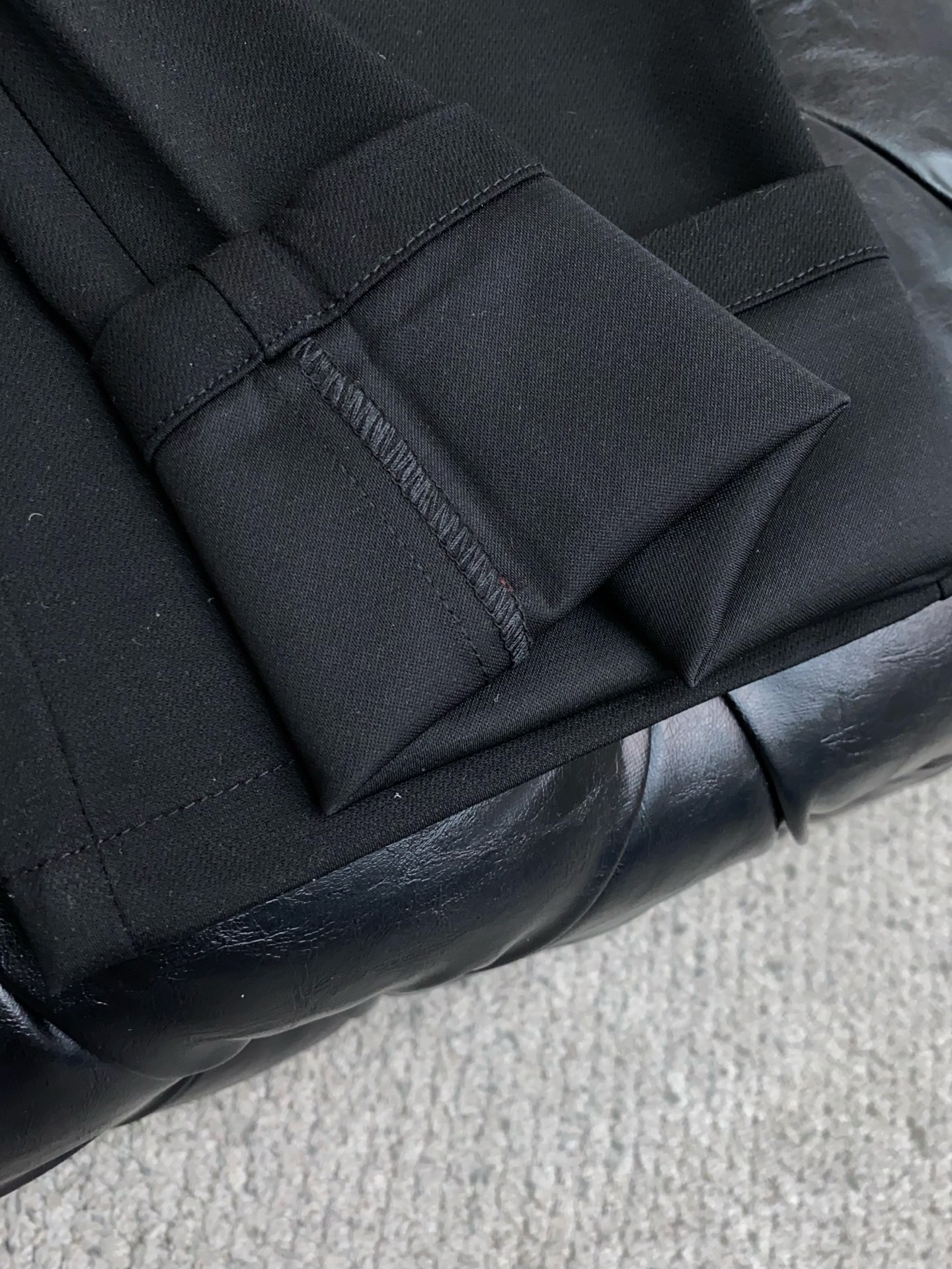 蒙口 2026 春夏定制休闲裤 干净利落剪裁，都市风十足 采用精纺面料手感软糯干爽，上身效果挺括有型。五