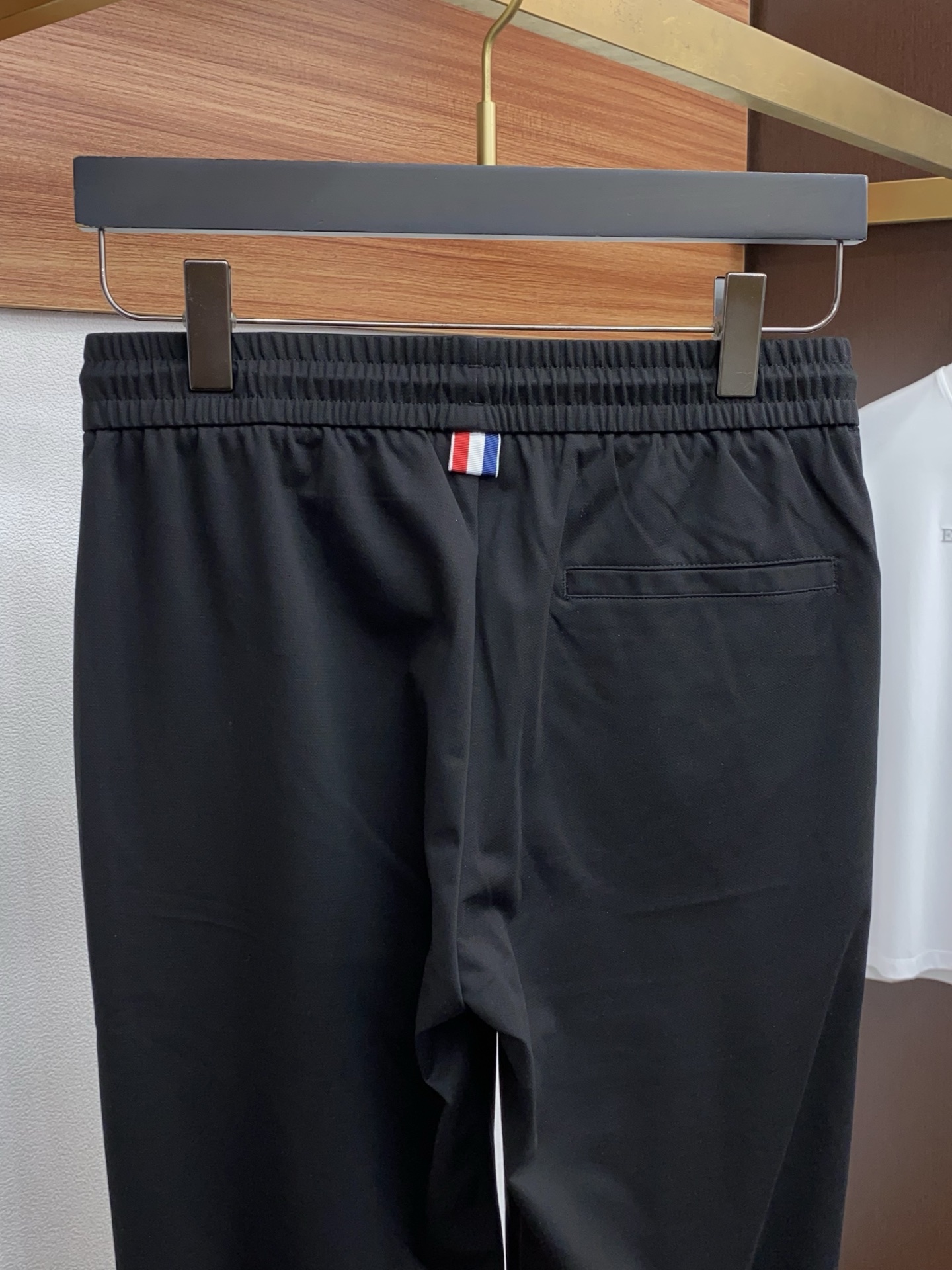 蒙口 2026 春夏定制休闲裤 干净利落剪裁，都市风十足 采用精纺面料手感软糯干爽，上身效果挺括有型。五