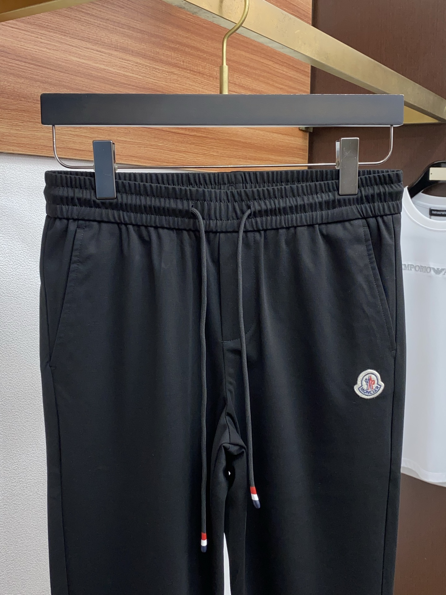 蒙口 2026 春夏定制休闲裤 干净利落剪裁，都市风十足 采用精纺面料手感软糯干爽，上身效果挺括有型。五