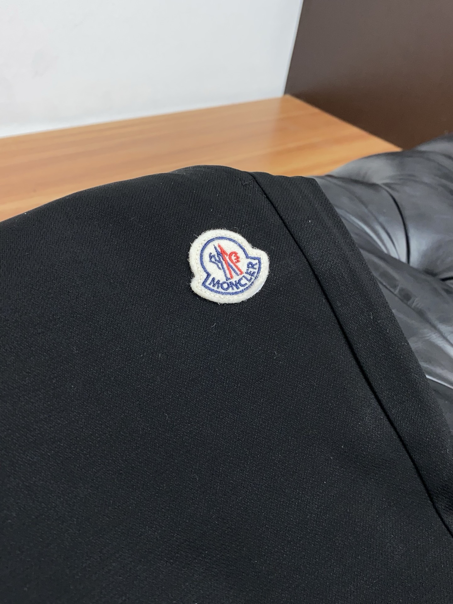 蒙口 2026 春夏定制休闲裤 干净利落剪裁，都市风十足 采用精纺面料手感软糯干爽，上身效果挺括有型。五