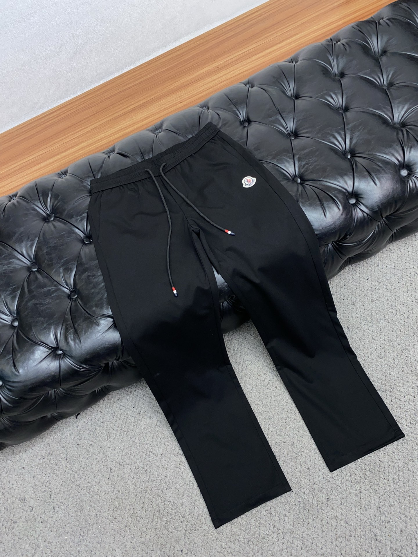 蒙口 2026 春夏定制休闲裤 干净利落剪裁，都市风十足 采用精纺面料手感软糯干爽，上身效果挺括有型。五