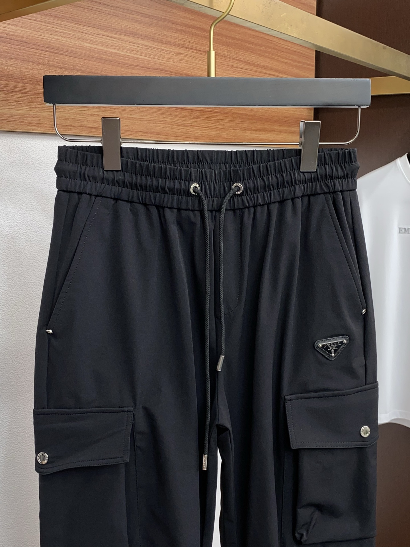 。🩵 普拉达 专柜新品同步上市。原单订制高品质时尚休闲裤。超级百搭款。独家定制面料，手感细腻柔软，贴身舒