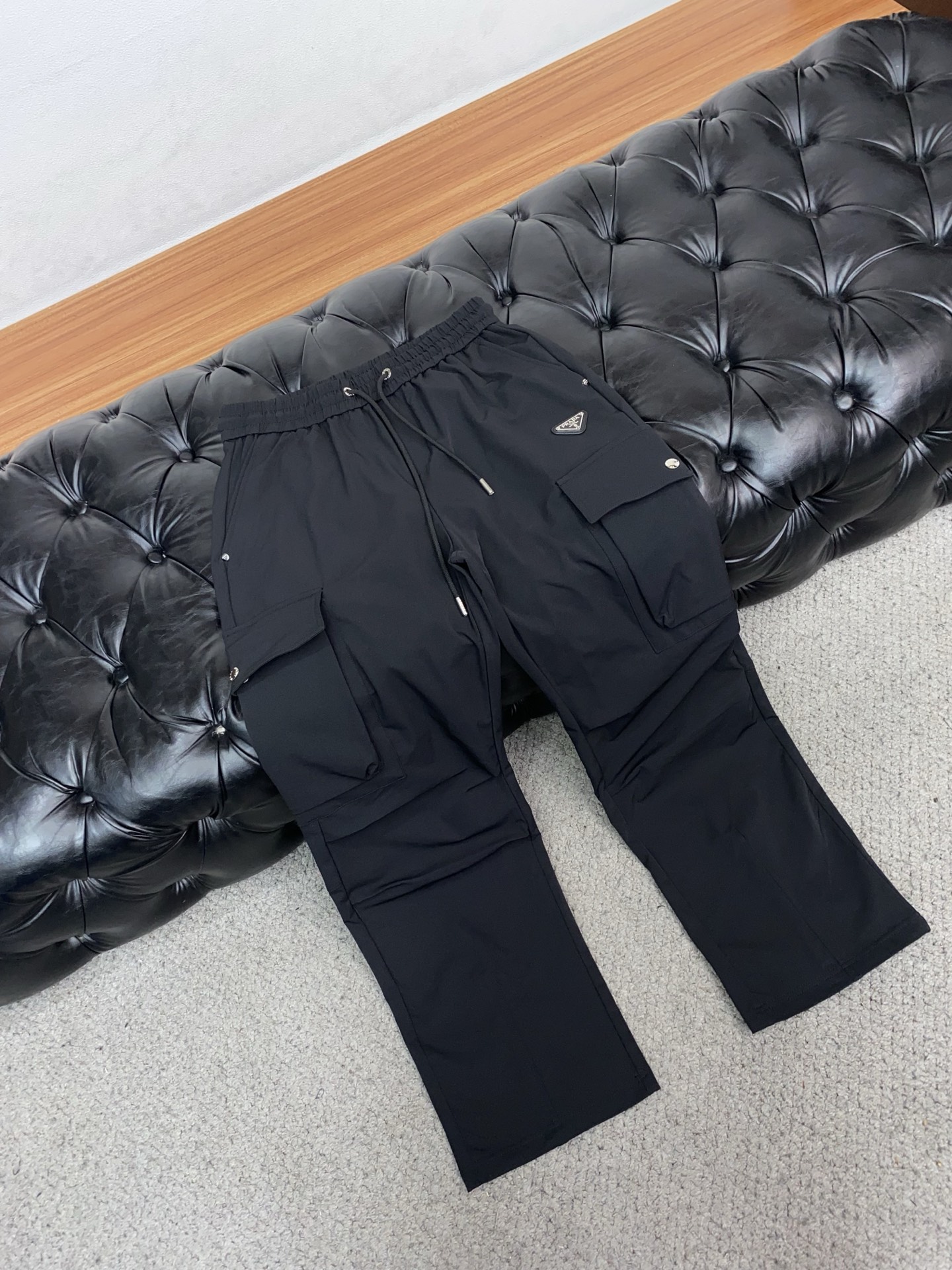 。🩵 普拉达 专柜新品同步上市。原单订制高品质时尚休闲裤。超级百搭款。独家定制面料，手感细腻柔软，贴身舒