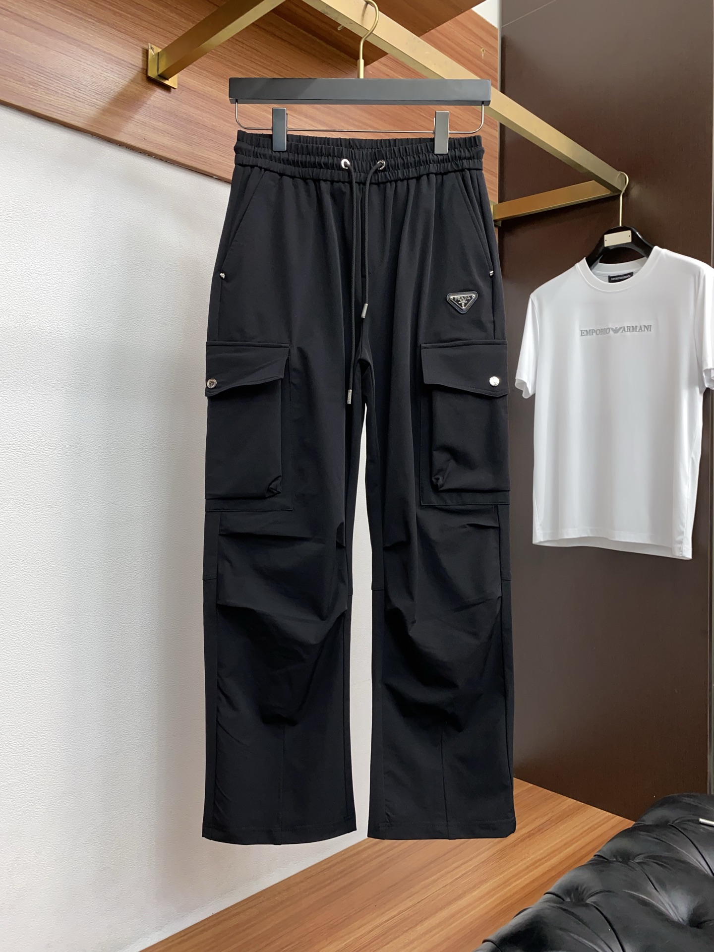 。🩵 普拉达 专柜新品同步上市。原单订制高品质时尚休闲裤。超级百搭款。独家定制面料，手感细腻柔软，贴身舒