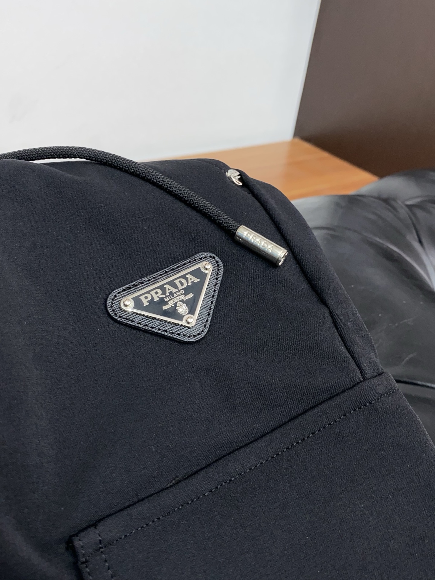 。🩵 普拉达 专柜新品同步上市。原单订制高品质时尚休闲裤。超级百搭款。独家定制面料，手感细腻柔软，贴身舒