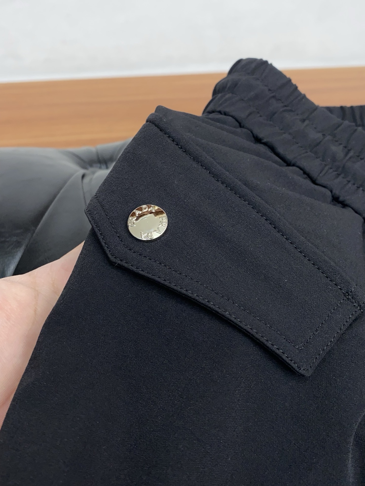 。🩵 普拉达 专柜新品同步上市。原单订制高品质时尚休闲裤。超级百搭款。独家定制面料，手感细腻柔软，贴身舒