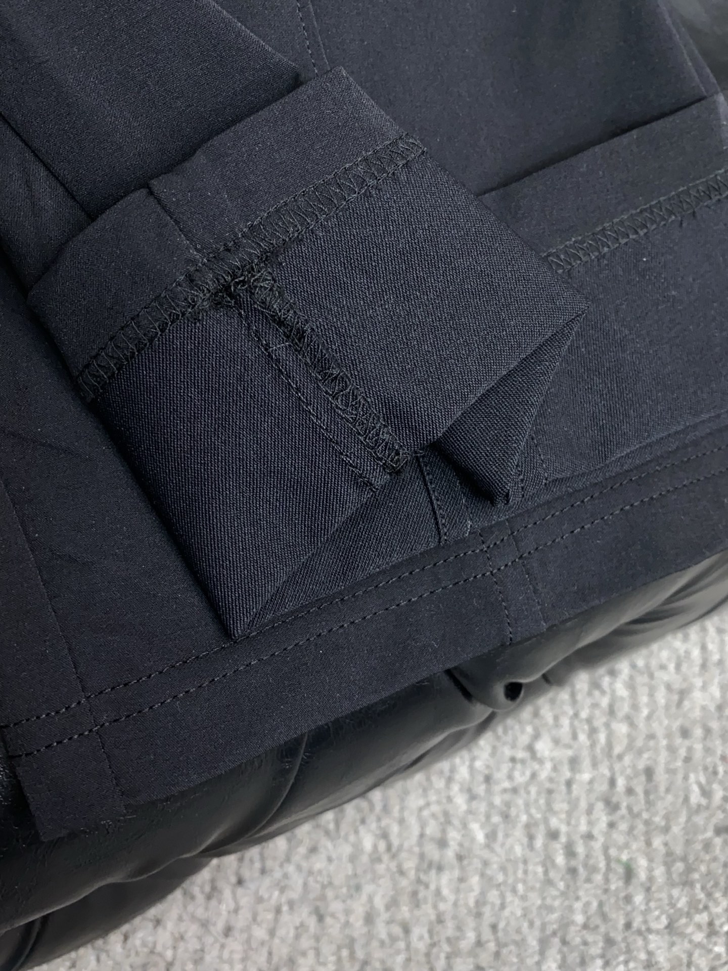 。🩵 普拉达 专柜新品同步上市。原单订制高品质时尚休闲裤。超级百搭款。独家定制面料，手感细腻柔软，贴身舒