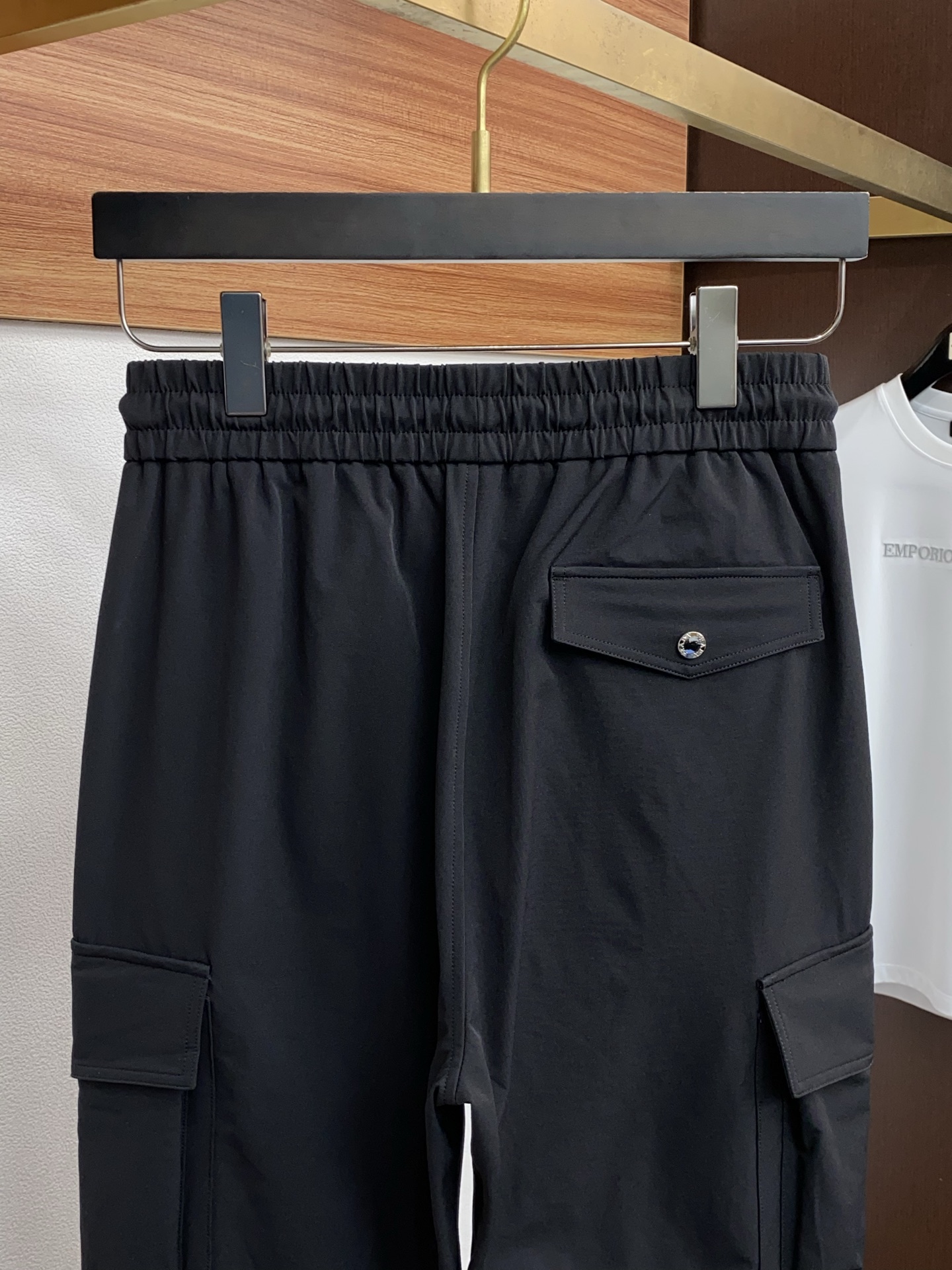 。🩵 普拉达 专柜新品同步上市。原单订制高品质时尚休闲裤。超级百搭款。独家定制面料，手感细腻柔软，贴身舒