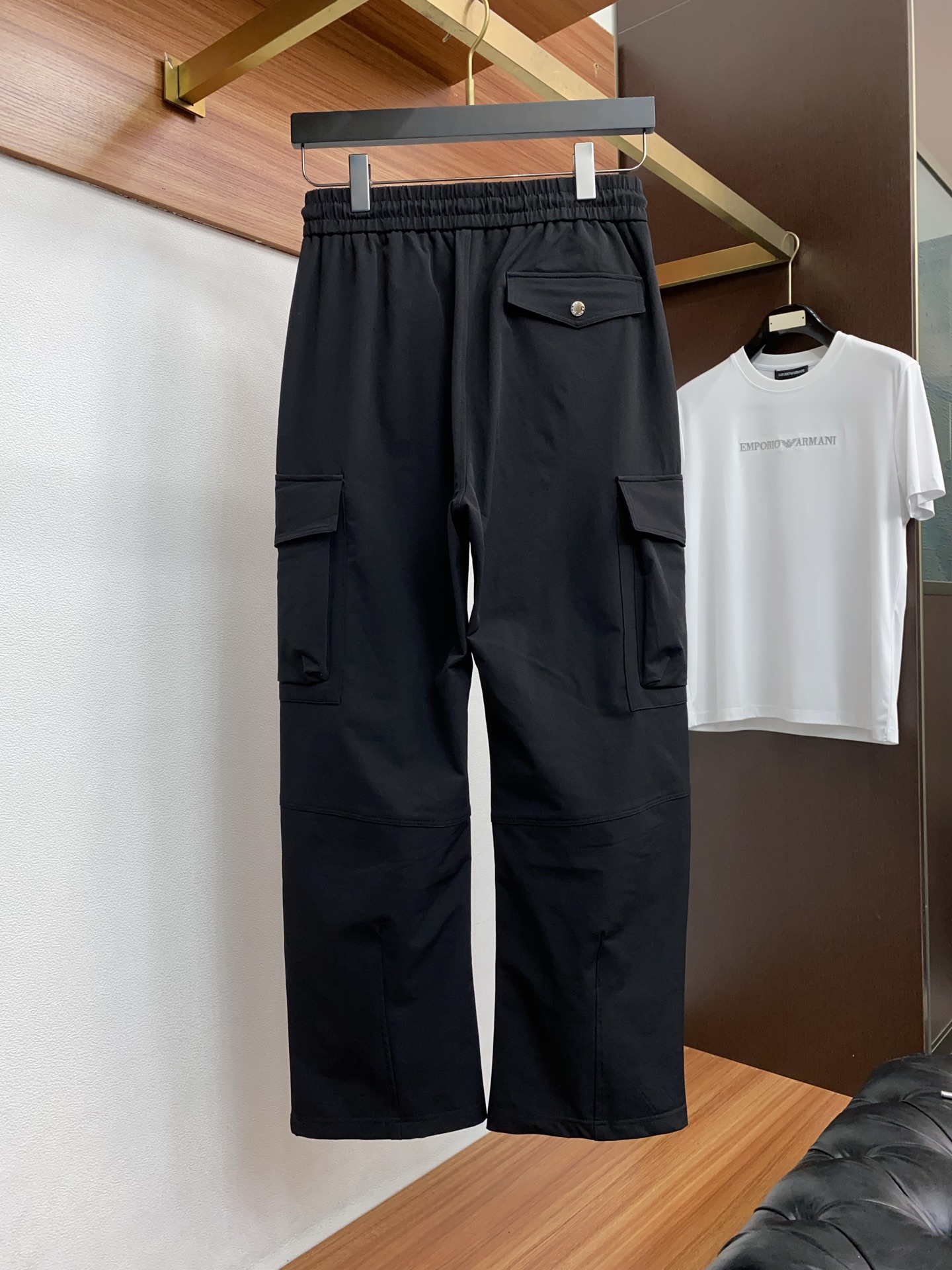 。🩵 普拉达 专柜新品同步上市。原单订制高品质时尚休闲裤。超级百搭款。独家定制面料，手感细腻柔软，贴身舒