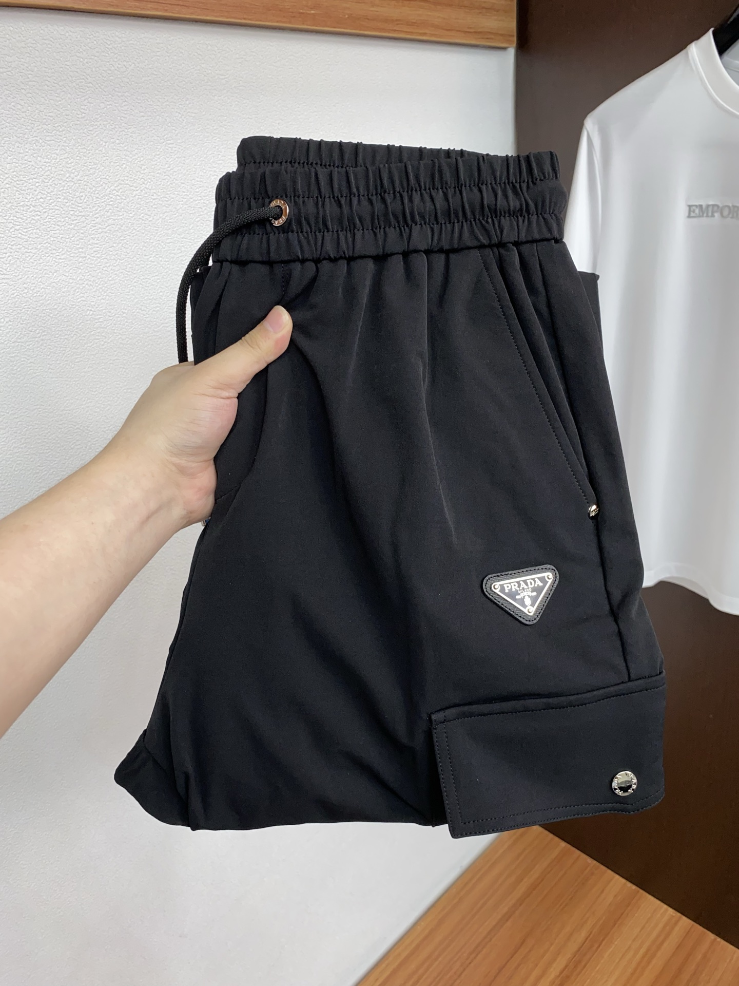 。🩵 普拉达 专柜新品同步上市。原单订制高品质时尚休闲裤。超级百搭款。独家定制面料，手感细腻柔软，贴身舒