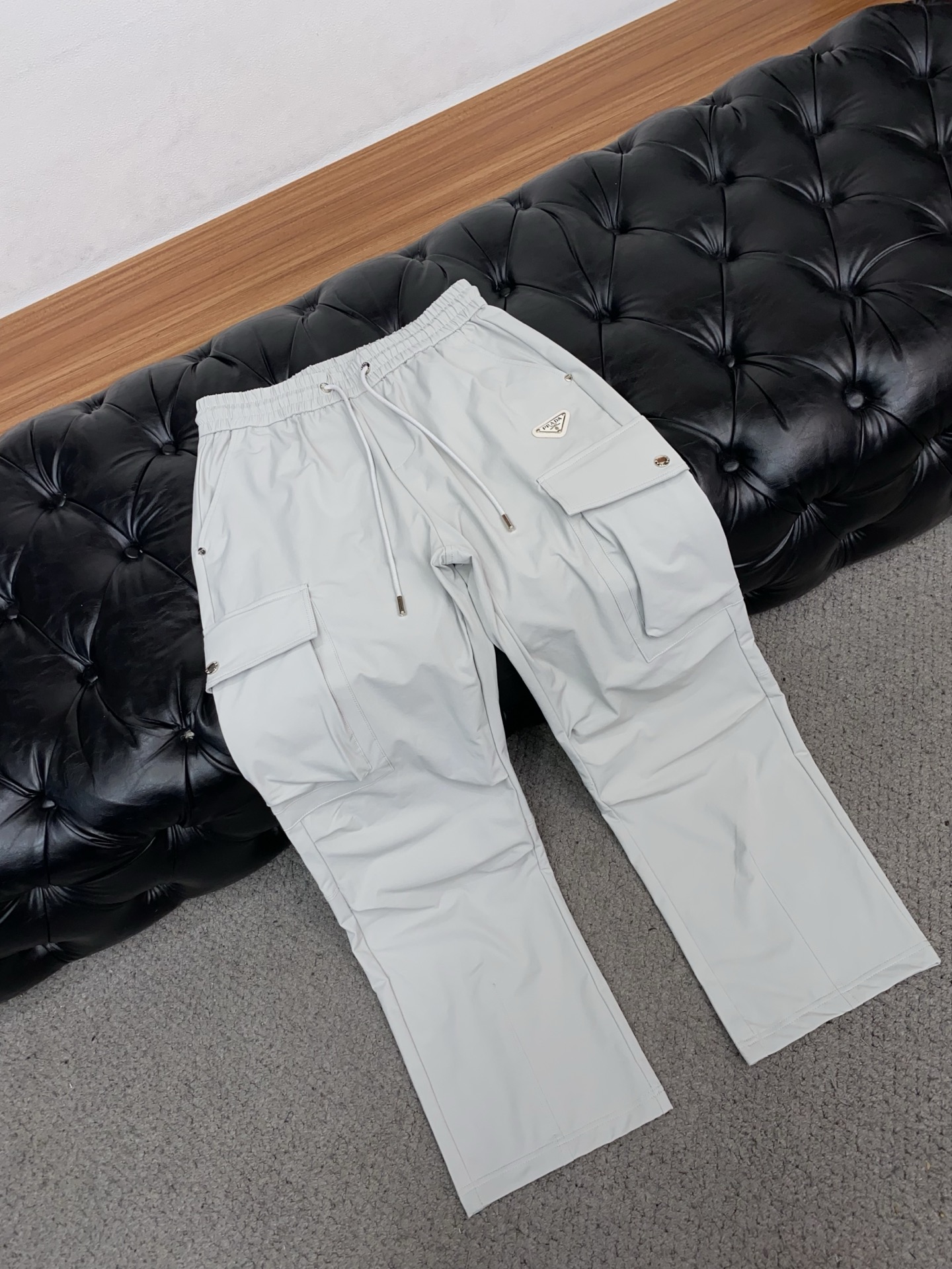 。🩵 普拉达 专柜新品同步上市。原单订制高品质时尚休闲裤。超级百搭款。独家定制面料，手感细腻柔软，贴身舒