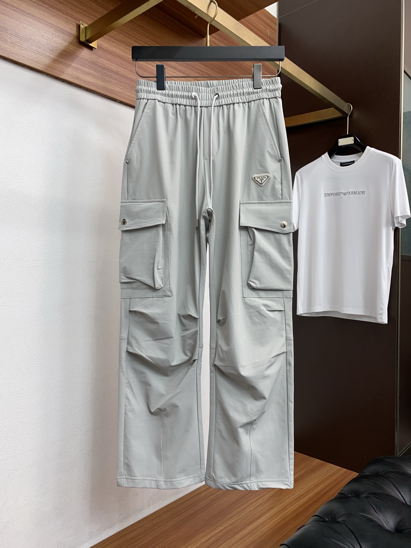 。🩵 普拉达 专柜新品同步上市。原单订制高品质时尚休闲裤。超级百搭款。独家定制面料，手感细腻柔软，贴身舒