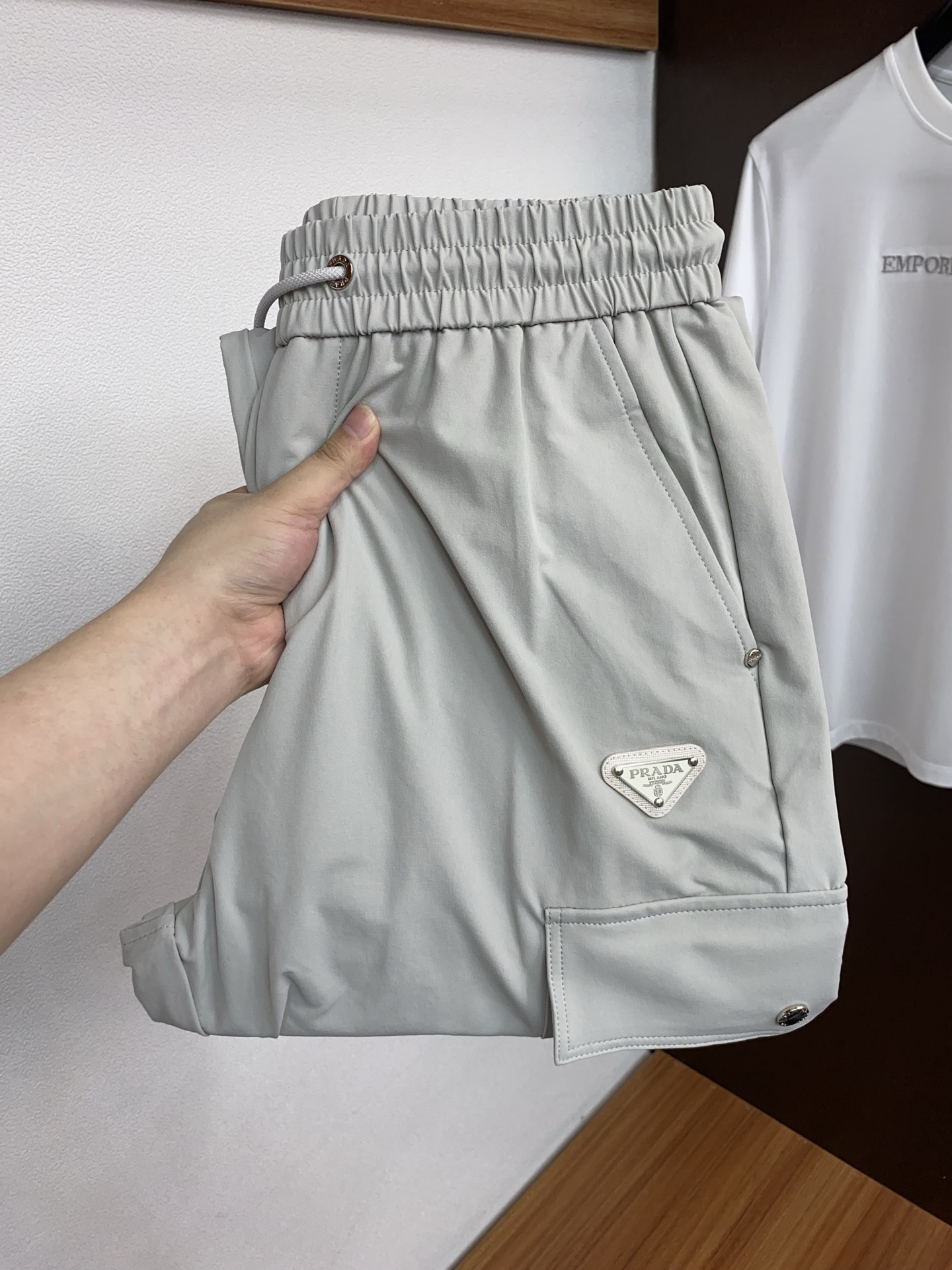 。🩵 普拉达 专柜新品同步上市。原单订制高品质时尚休闲裤。超级百搭款。独家定制面料，手感细腻柔软，贴身舒