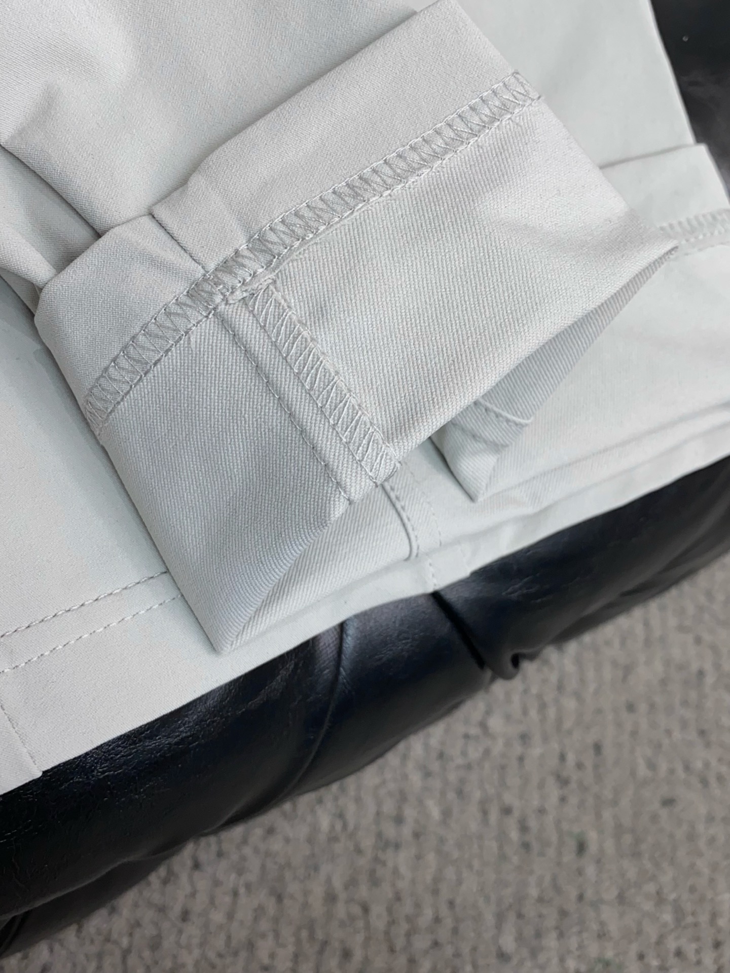 。🩵 普拉达 专柜新品同步上市。原单订制高品质时尚休闲裤。超级百搭款。独家定制面料，手感细腻柔软，贴身舒