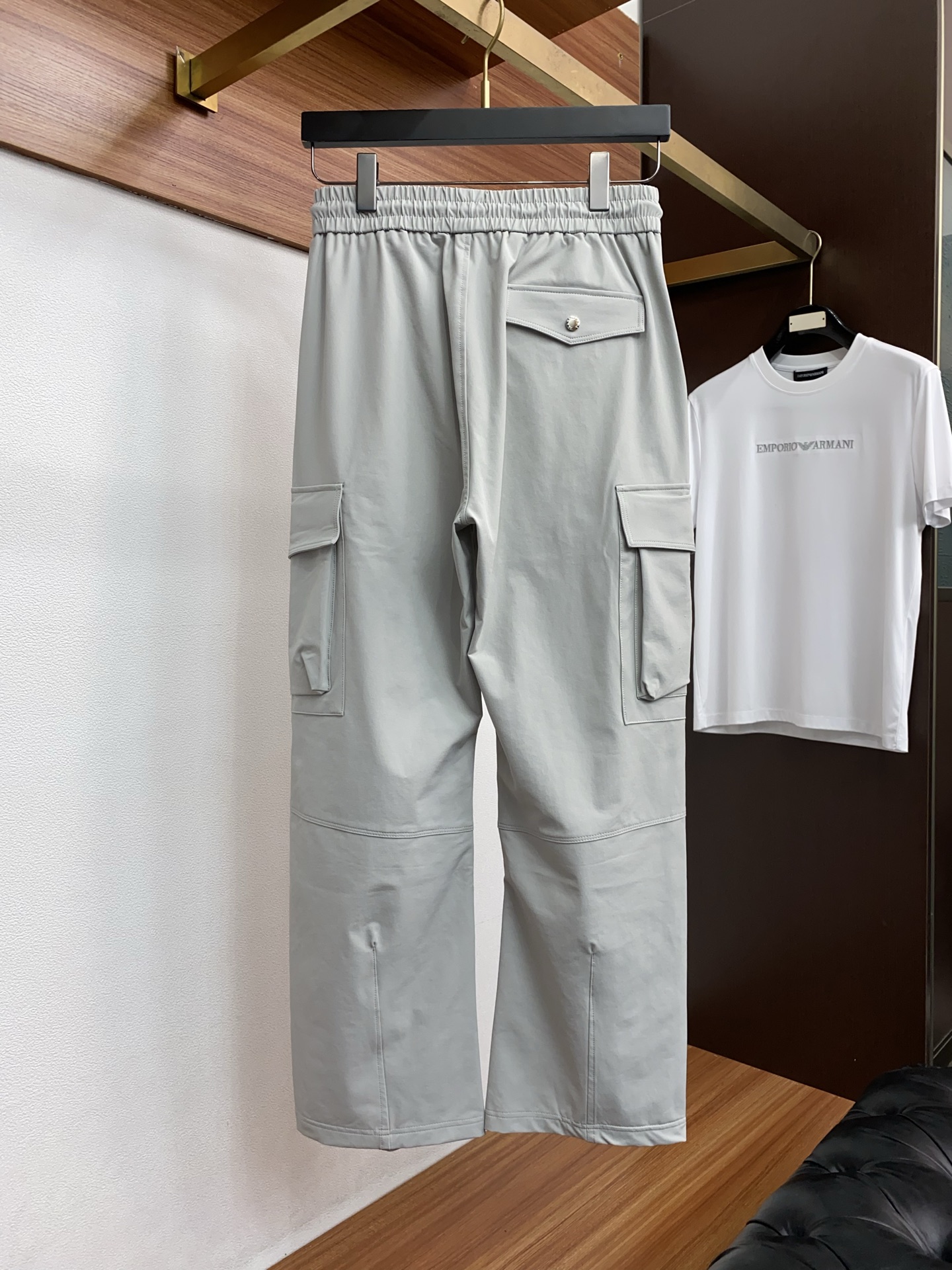 。🩵 普拉达 专柜新品同步上市。原单订制高品质时尚休闲裤。超级百搭款。独家定制面料，手感细腻柔软，贴身舒