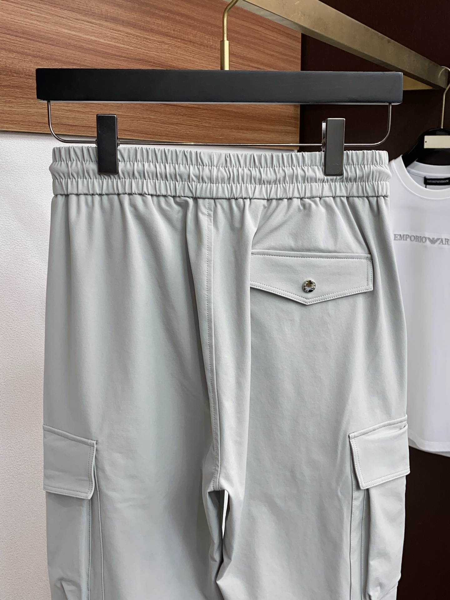 。🩵 普拉达 专柜新品同步上市。原单订制高品质时尚休闲裤。超级百搭款。独家定制面料，手感细腻柔软，贴身舒