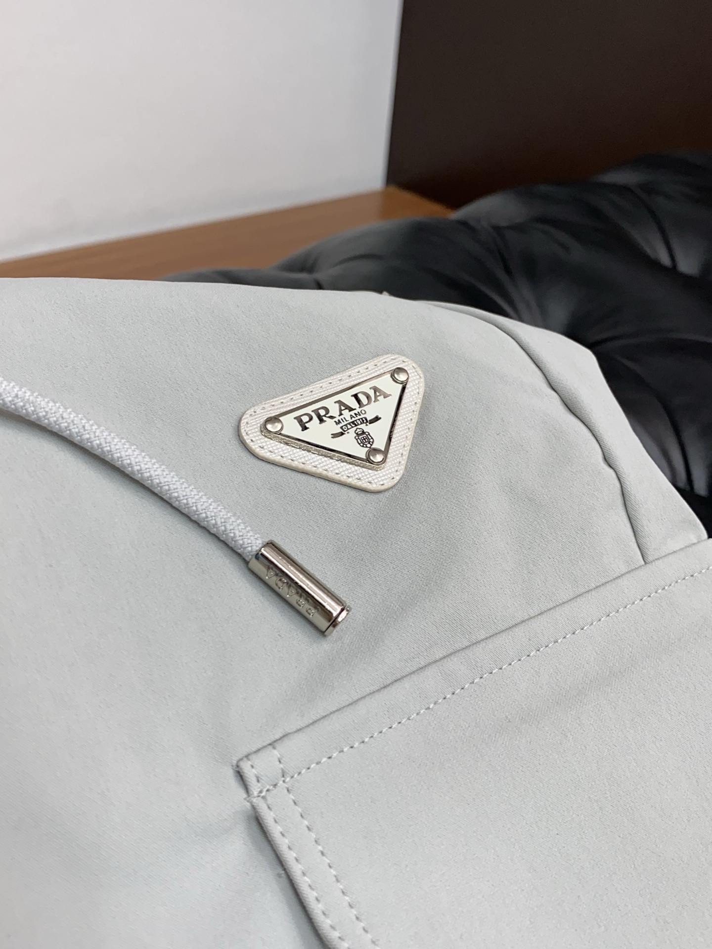 。🩵 普拉达 专柜新品同步上市。原单订制高品质时尚休闲裤。超级百搭款。独家定制面料，手感细腻柔软，贴身舒