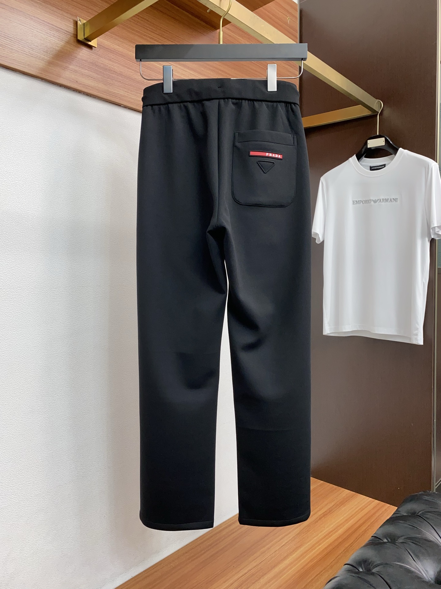 。🩵 普拉达 专柜新品同步上市。原单订制高品质时尚休闲裤。超级百搭款。独家定制面料，手感细腻柔软，贴身舒