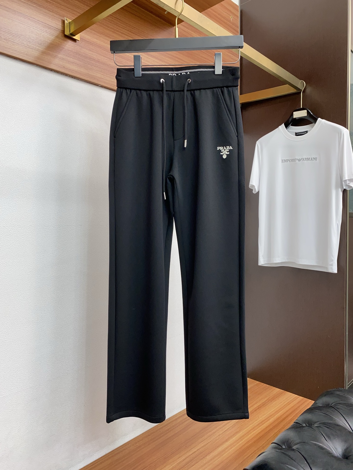 。🩵 普拉达 专柜新品同步上市。原单订制高品质时尚休闲裤。超级百搭款。独家定制面料，手感细腻柔软，贴身舒