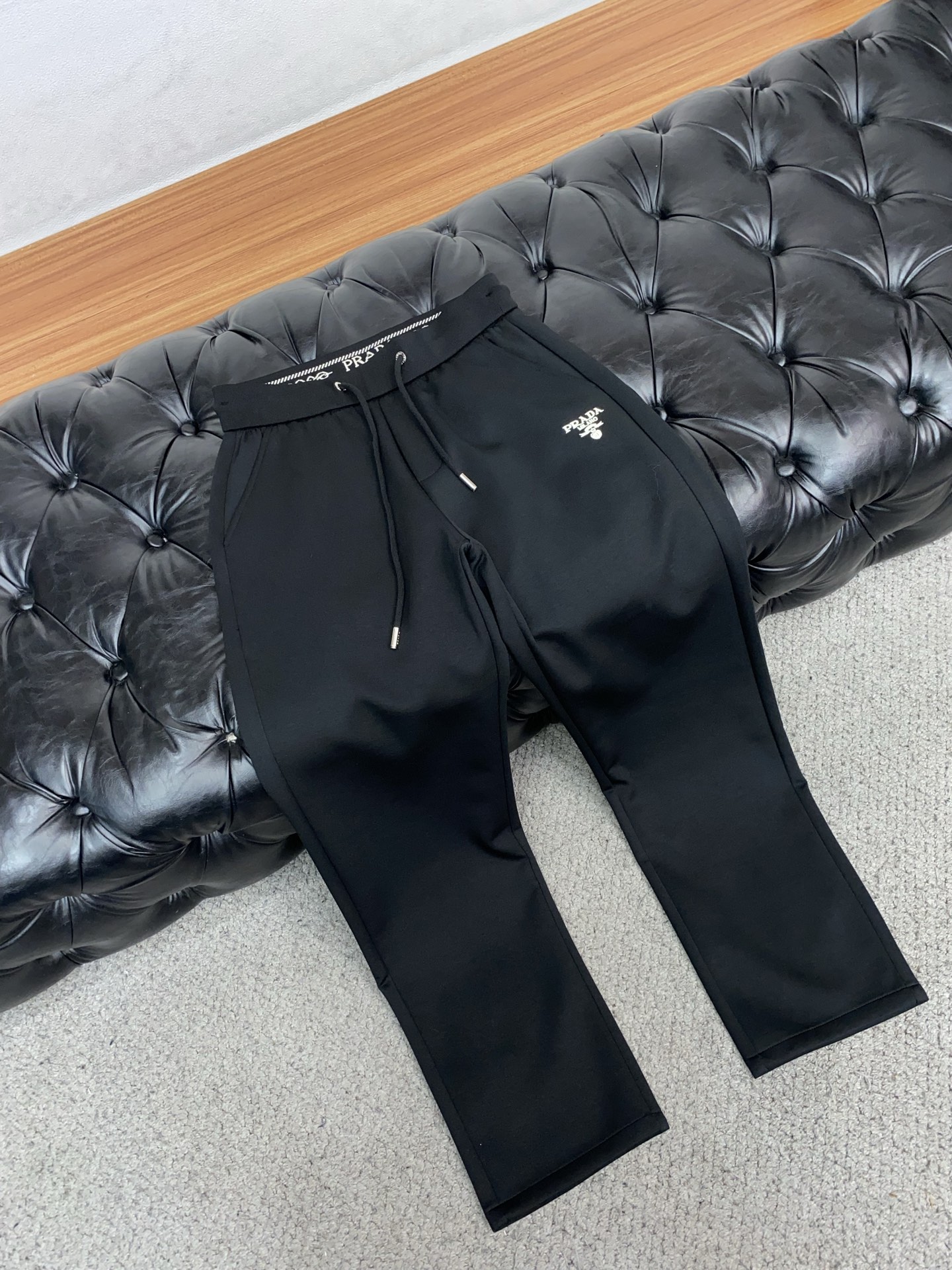 。🩵 普拉达 专柜新品同步上市。原单订制高品质时尚休闲裤。超级百搭款。独家定制面料，手感细腻柔软，贴身舒