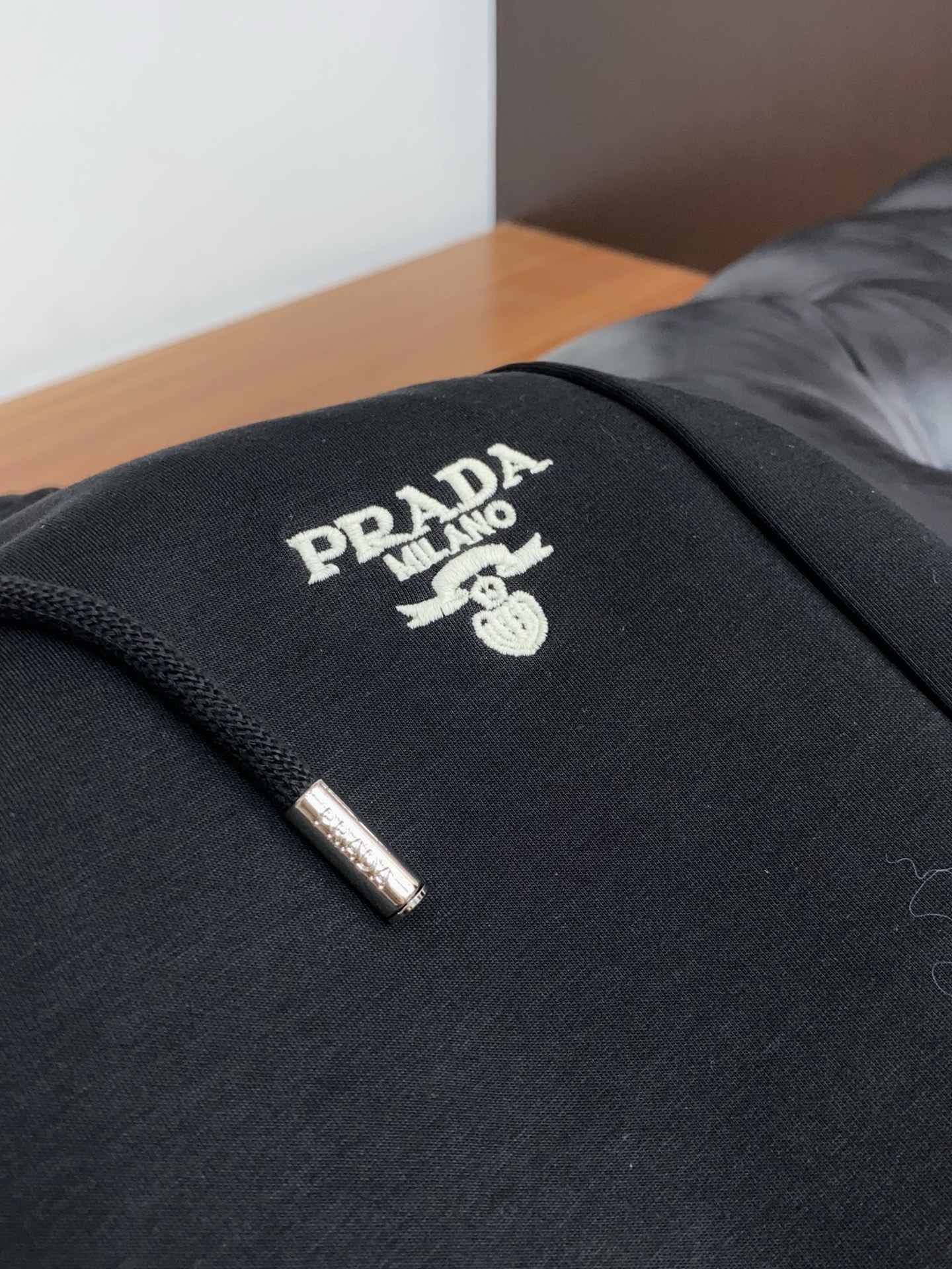 。🩵 普拉达 专柜新品同步上市。原单订制高品质时尚休闲裤。超级百搭款。独家定制面料，手感细腻柔软，贴身舒