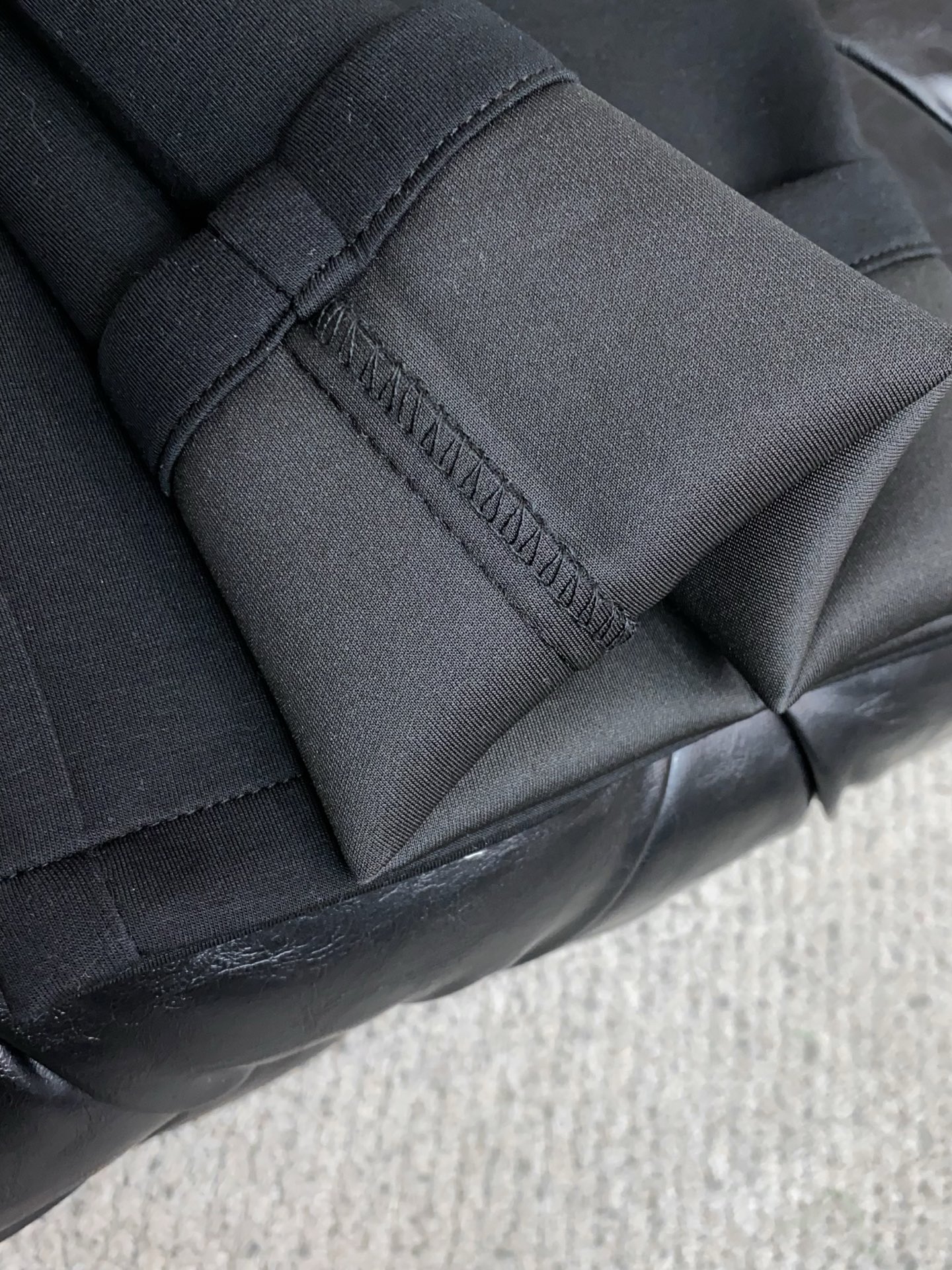 。🩵 普拉达 专柜新品同步上市。原单订制高品质时尚休闲裤。超级百搭款。独家定制面料，手感细腻柔软，贴身舒