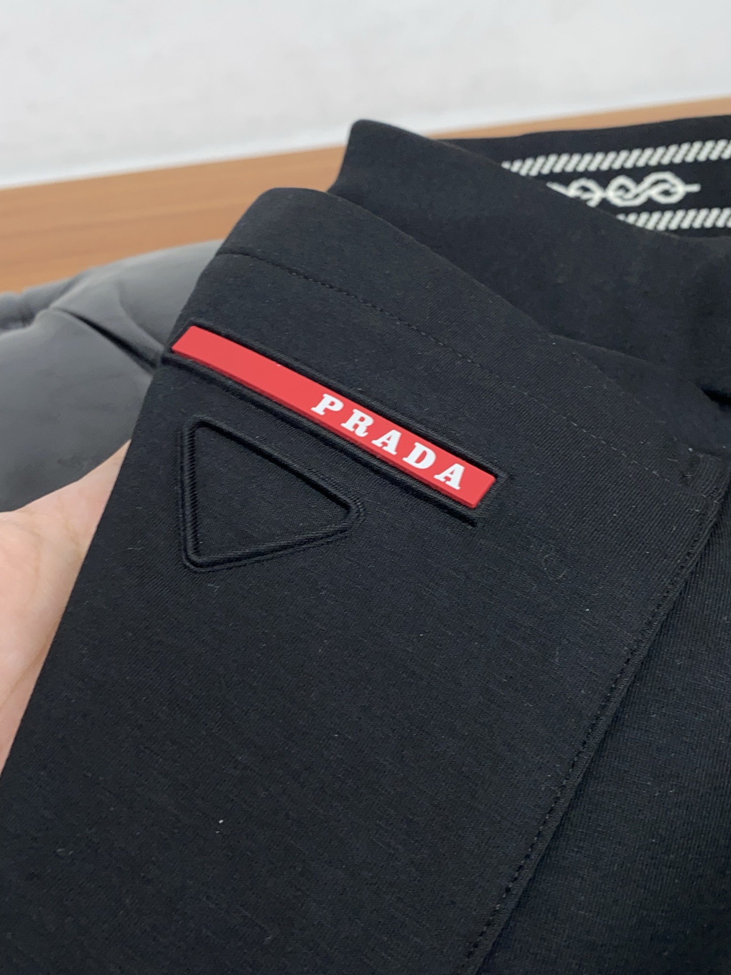 。🩵 普拉达 专柜新品同步上市。原单订制高品质时尚休闲裤。超级百搭款。独家定制面料，手感细腻柔软，贴身舒