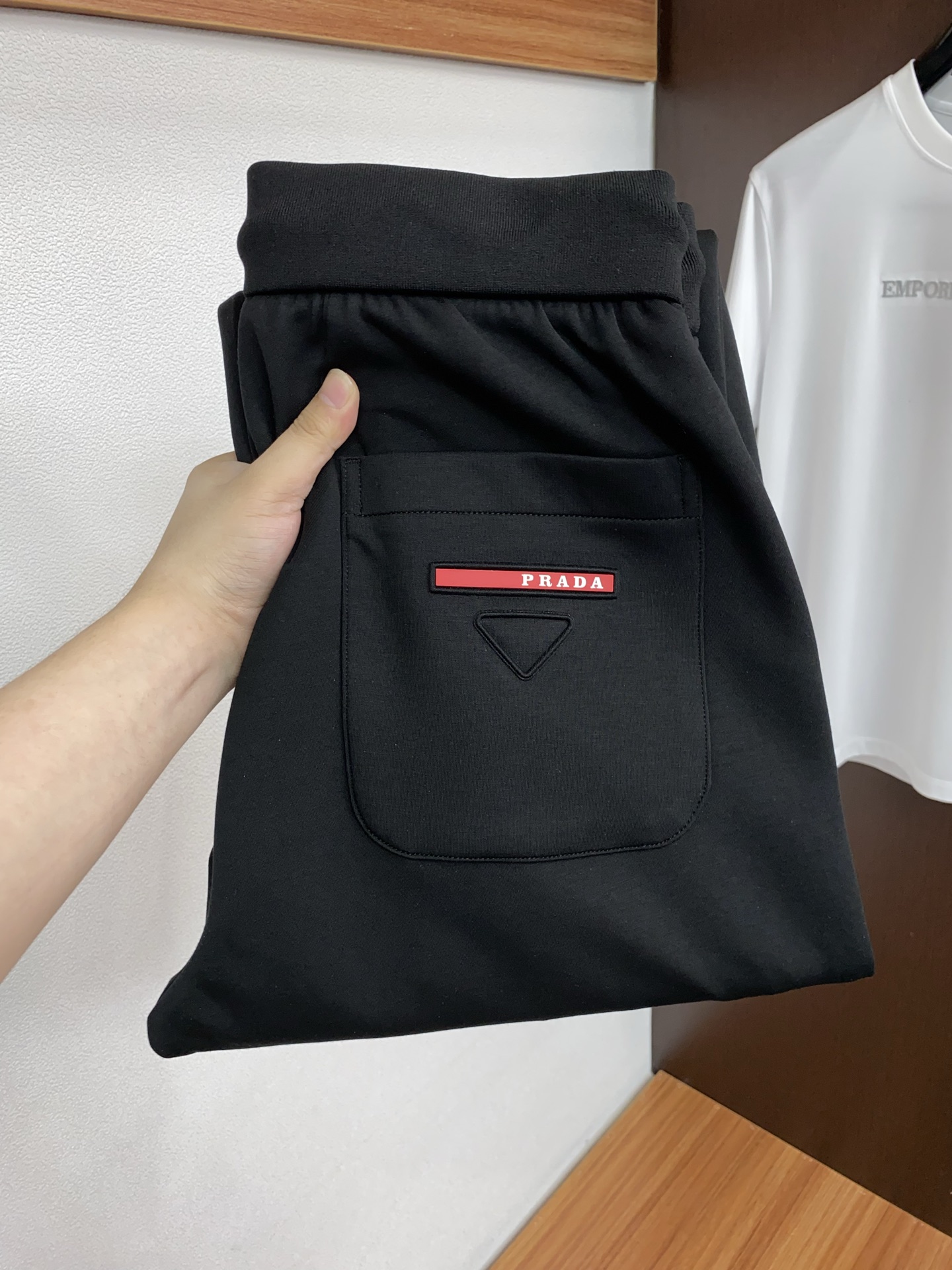 。🩵 普拉达 专柜新品同步上市。原单订制高品质时尚休闲裤。超级百搭款。独家定制面料，手感细腻柔软，贴身舒