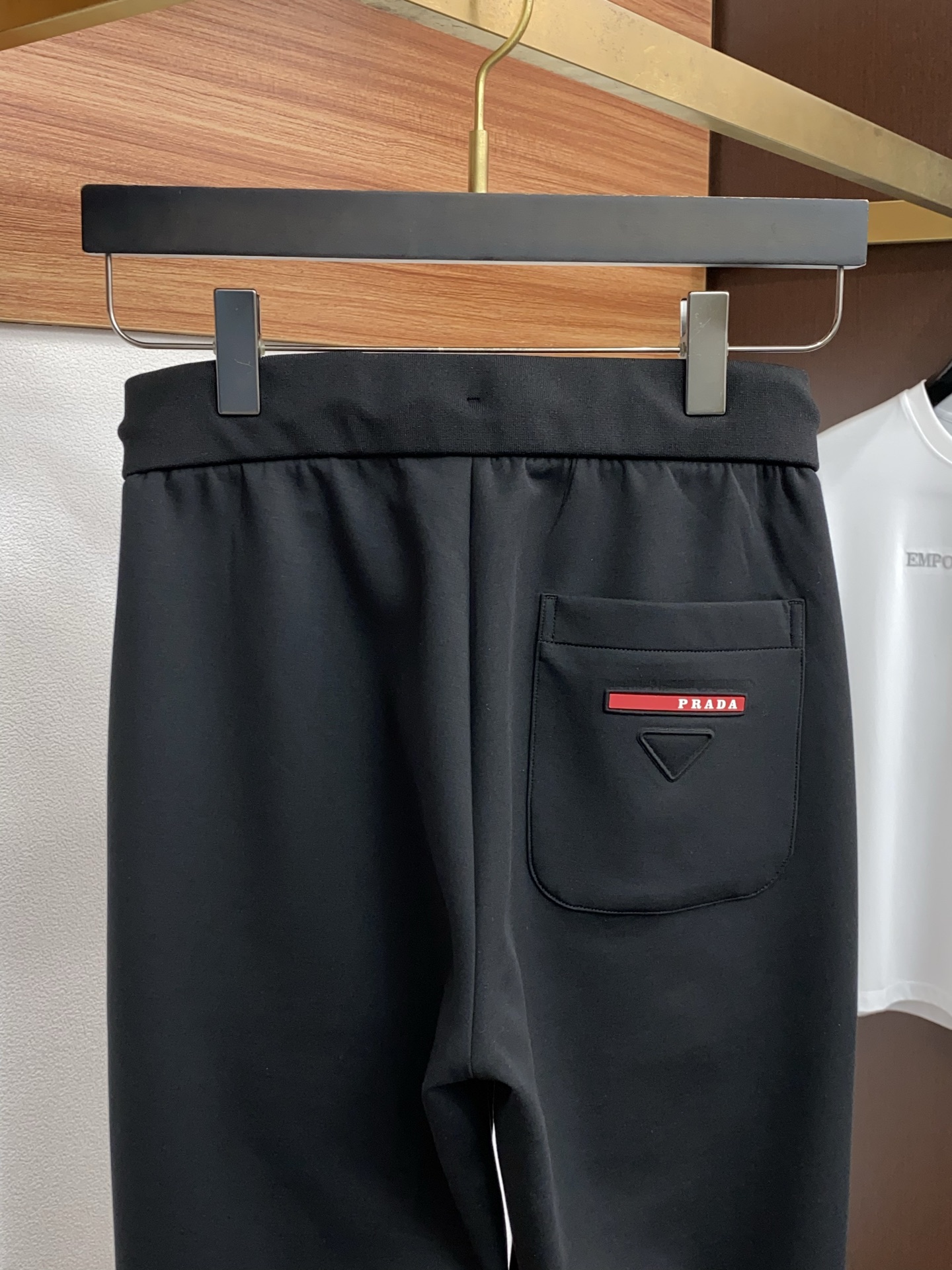 。🩵 普拉达 专柜新品同步上市。原单订制高品质时尚休闲裤。超级百搭款。独家定制面料，手感细腻柔软，贴身舒