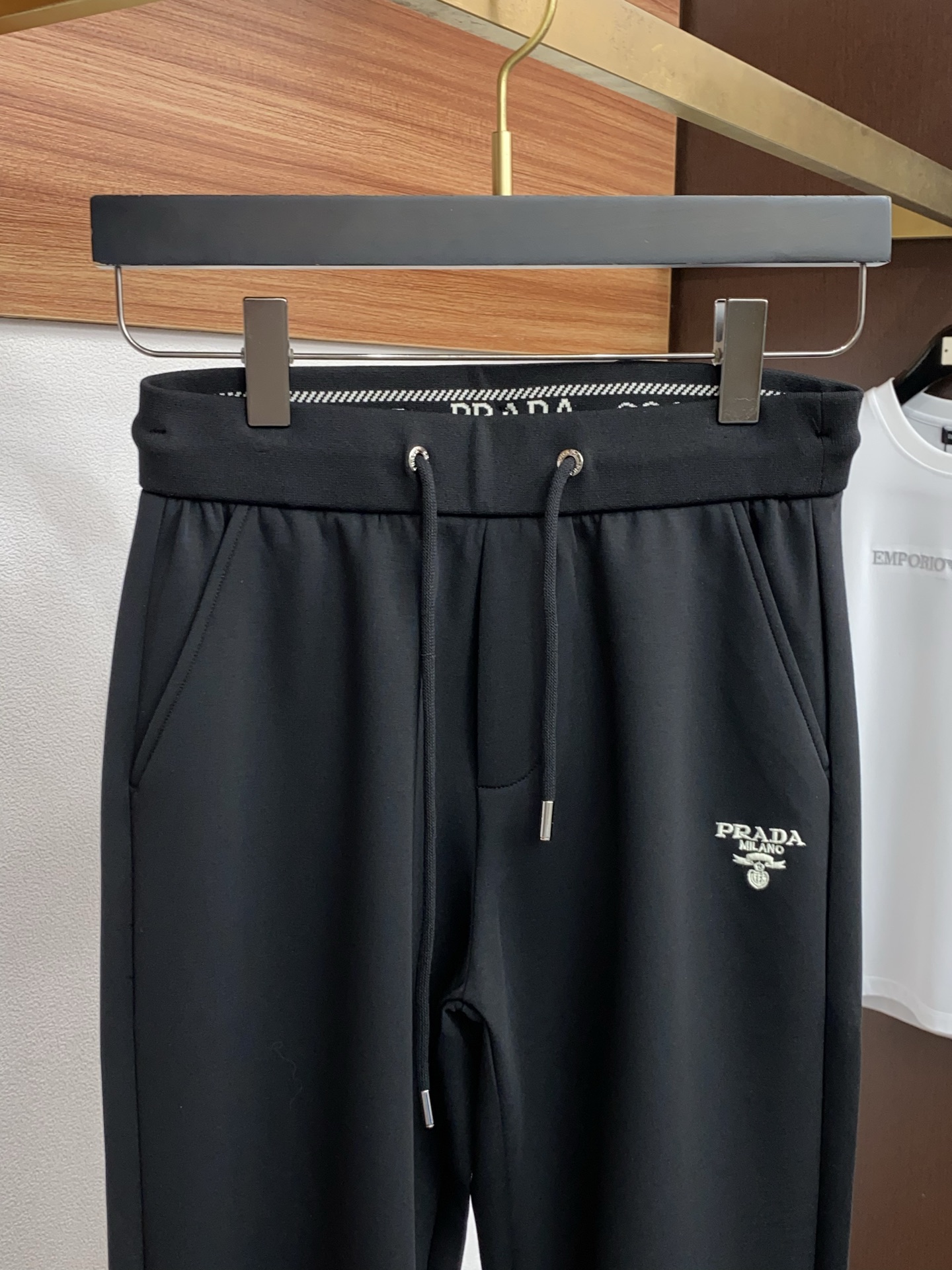 。🩵 普拉达 专柜新品同步上市。原单订制高品质时尚休闲裤。超级百搭款。独家定制面料，手感细腻柔软，贴身舒