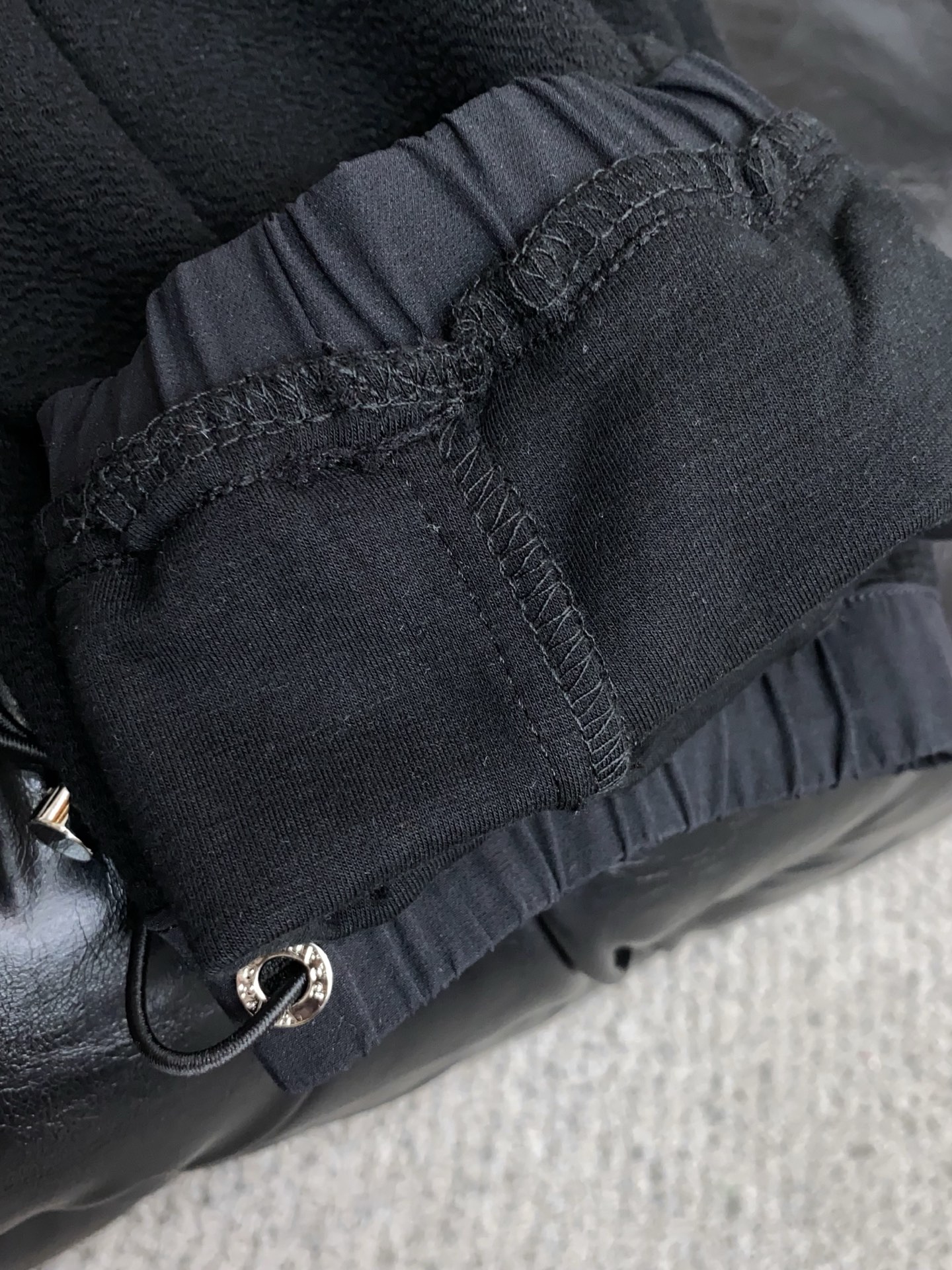 。🩵 普拉达 专柜新品同步上市。原单订制高品质时尚休闲裤。超级百搭款。独家定制面料，手感细腻柔软，贴身舒