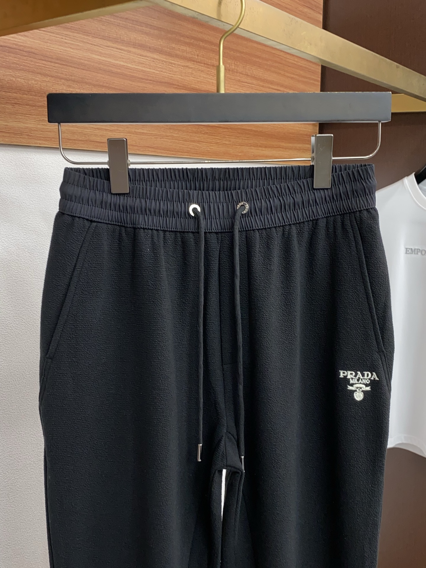 。🩵 普拉达 专柜新品同步上市。原单订制高品质时尚休闲裤。超级百搭款。独家定制面料，手感细腻柔软，贴身舒