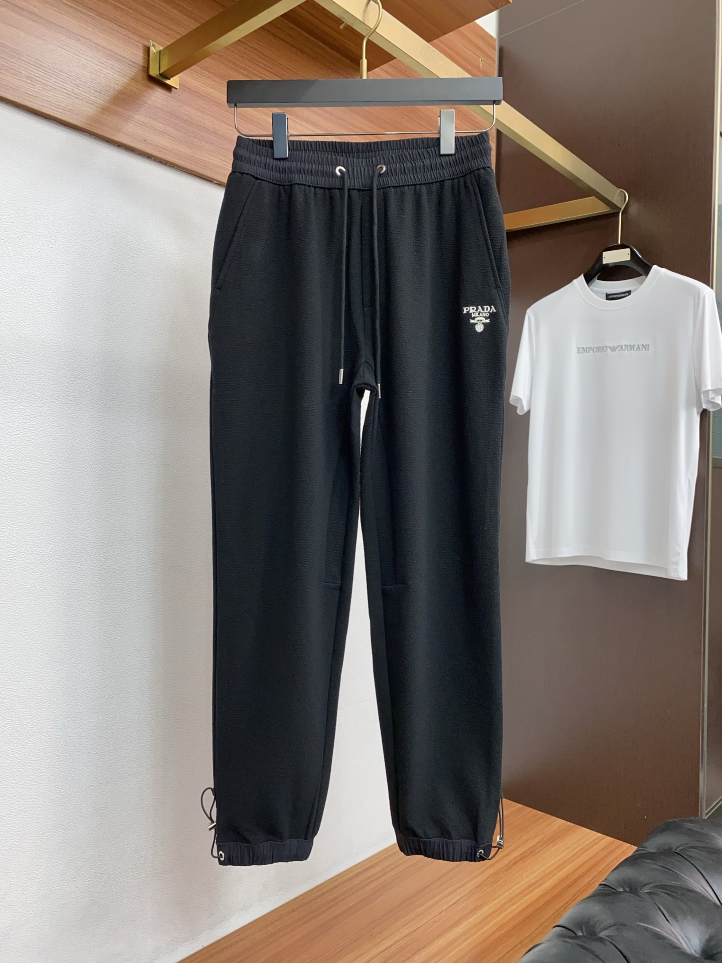 。🩵 普拉达 专柜新品同步上市。原单订制高品质时尚休闲裤。超级百搭款。独家定制面料，手感细腻柔软，贴身舒