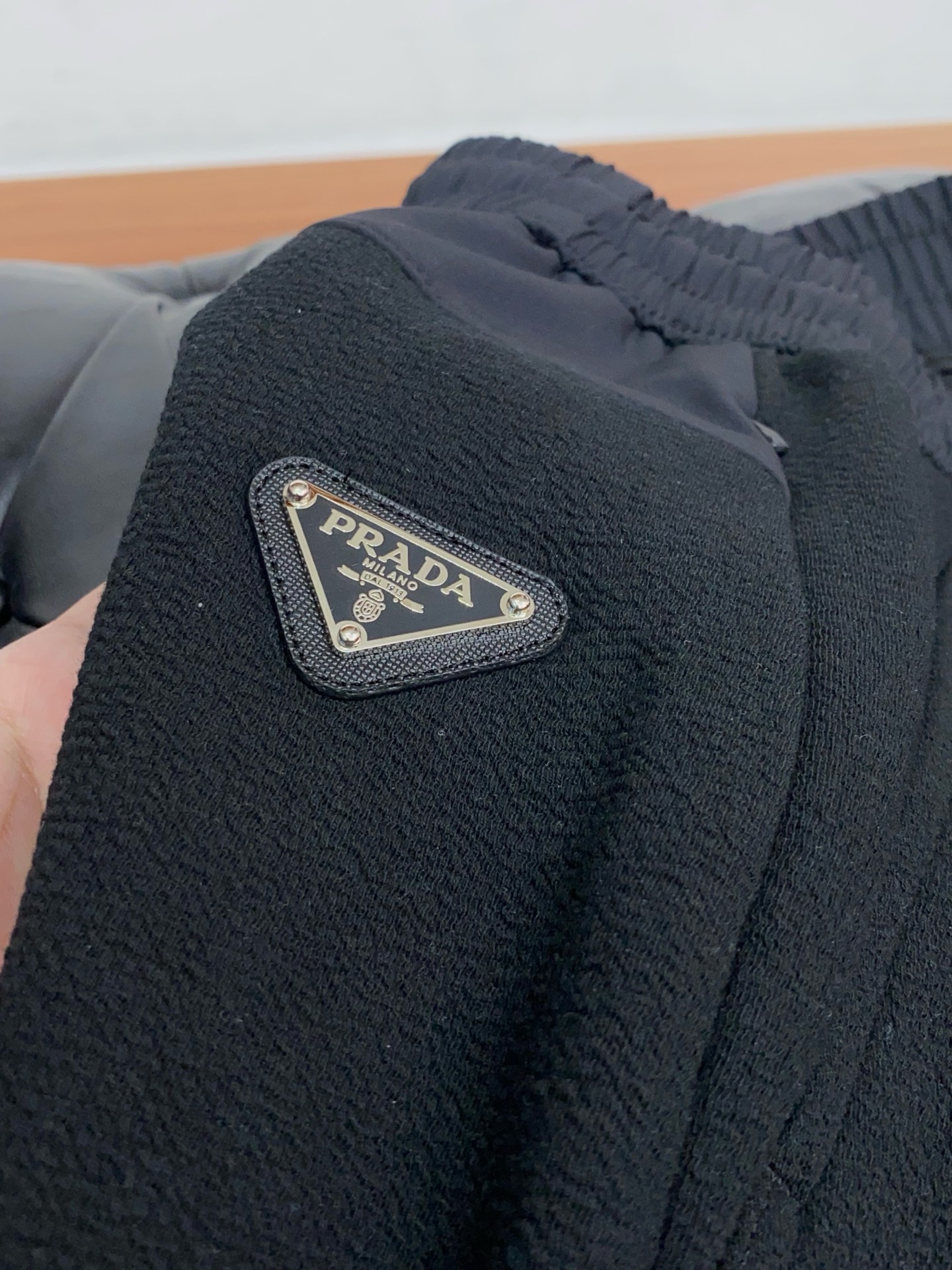 。🩵 普拉达 专柜新品同步上市。原单订制高品质时尚休闲裤。超级百搭款。独家定制面料，手感细腻柔软，贴身舒