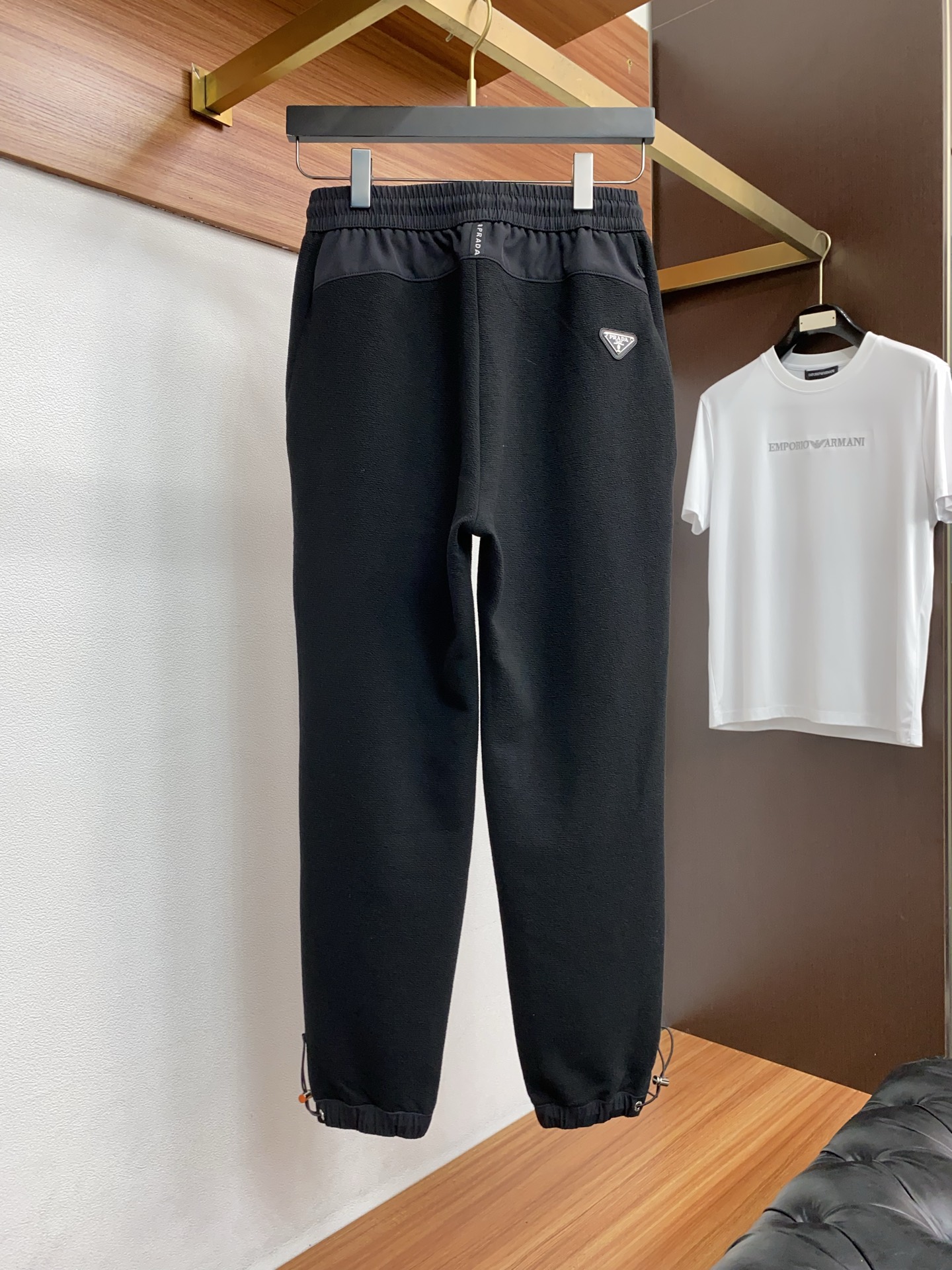 。🩵 普拉达 专柜新品同步上市。原单订制高品质时尚休闲裤。超级百搭款。独家定制面料，手感细腻柔软，贴身舒